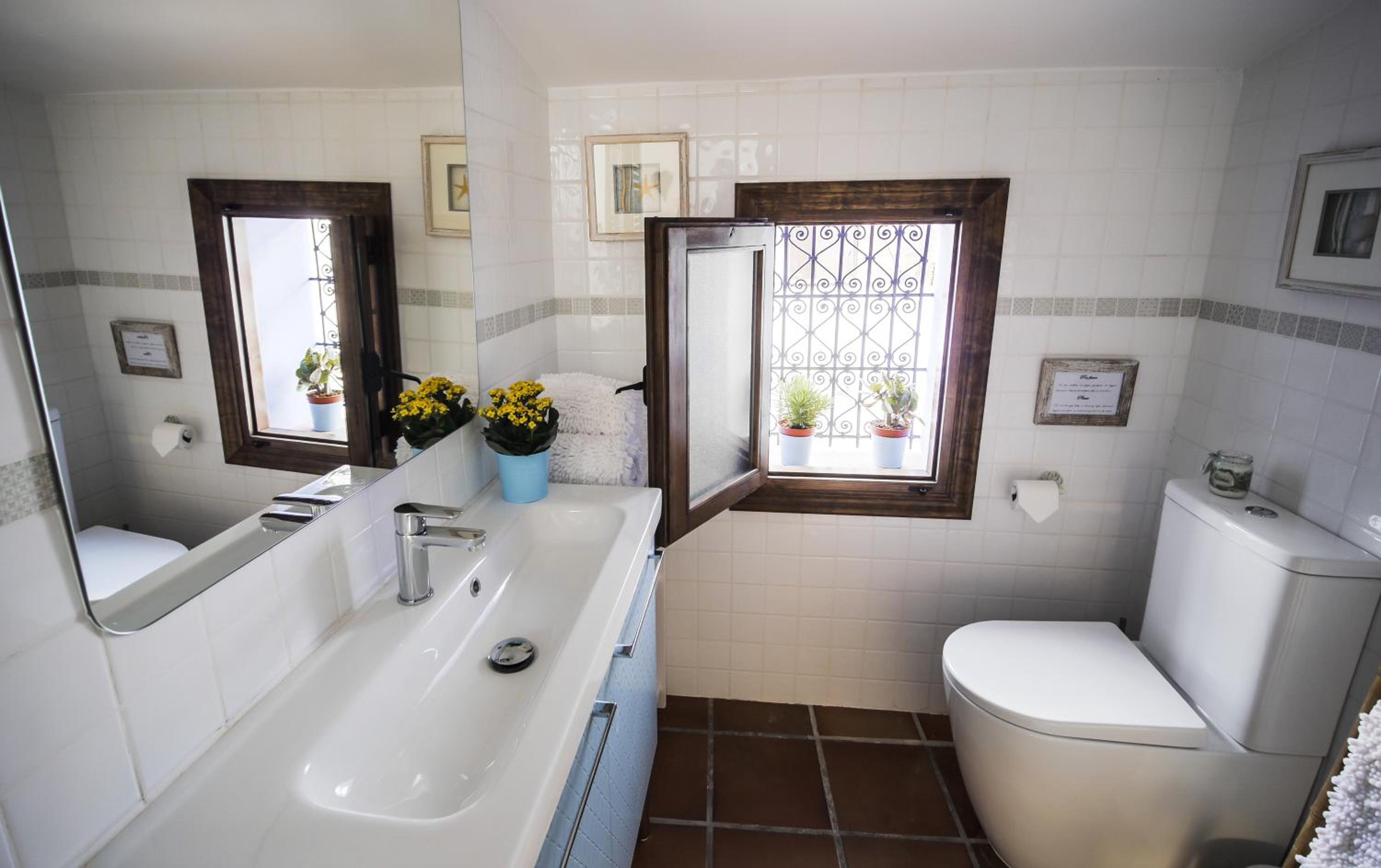 Three-Bedroom House - Photo 31