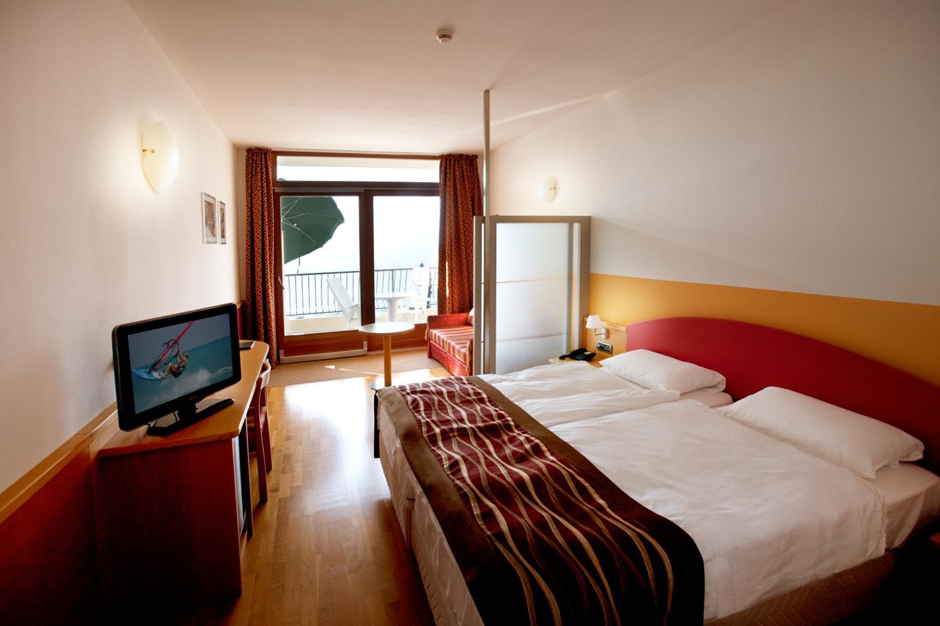 Superior Double with Balcony and Lake View photo 3