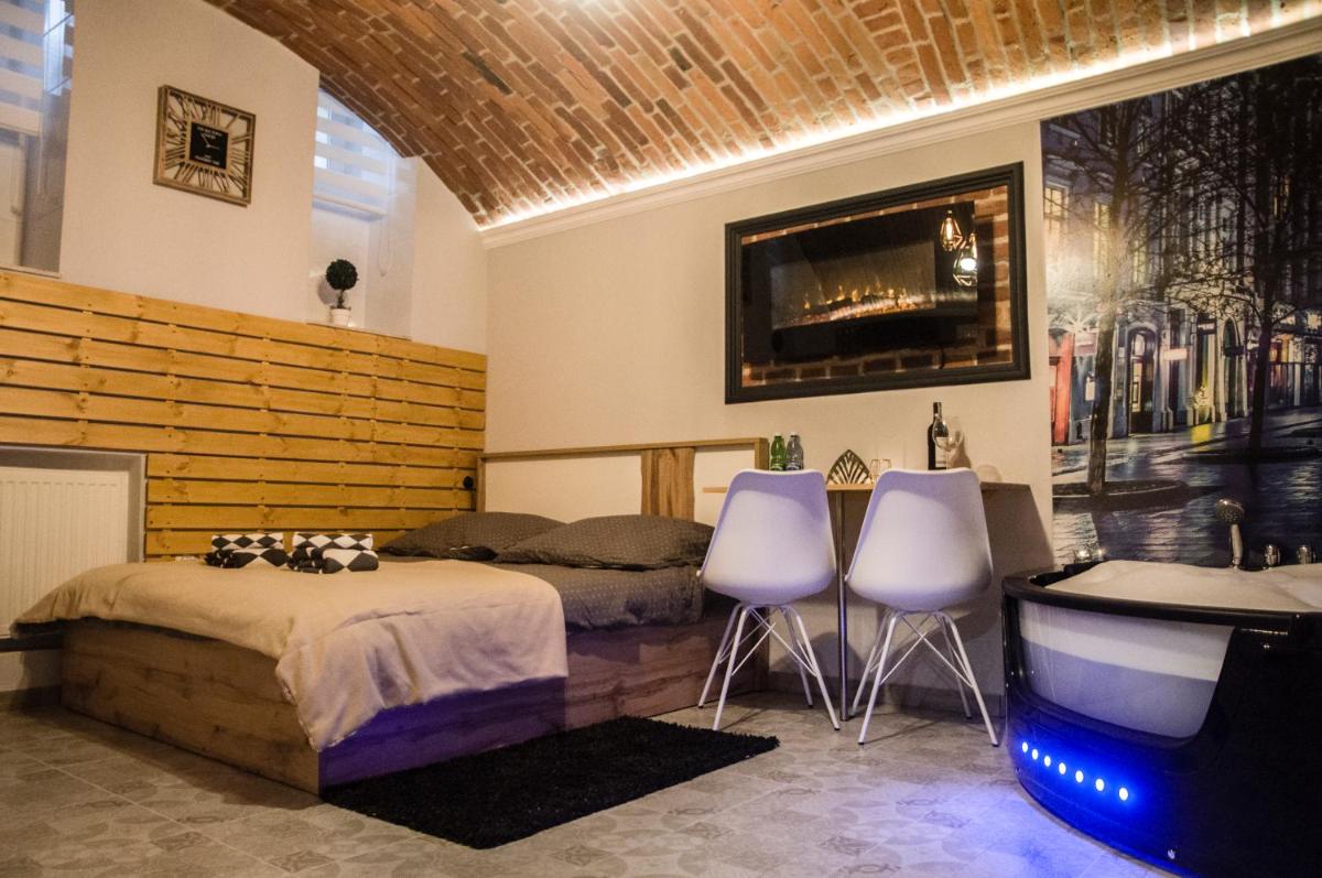 Deluxe Suite with Spa Bath - Photo 8