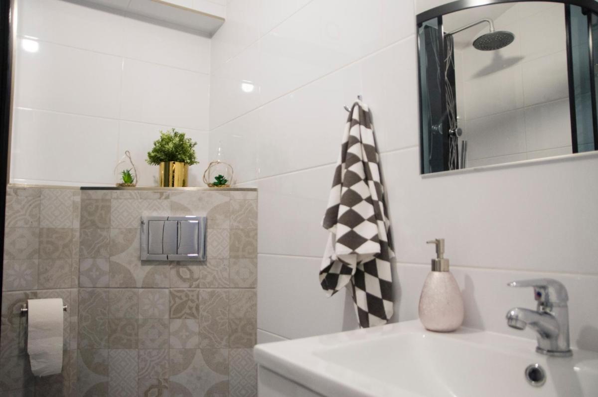 Deluxe Suite with Spa Bath - Photo 5