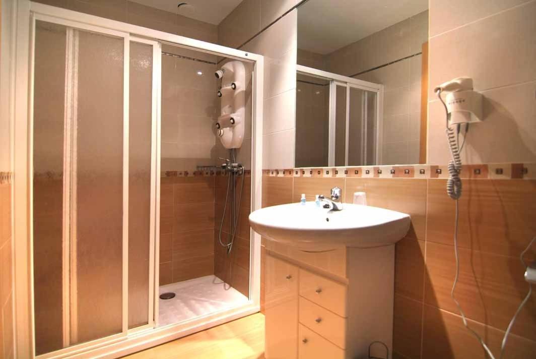 Twin Room - Photo 2