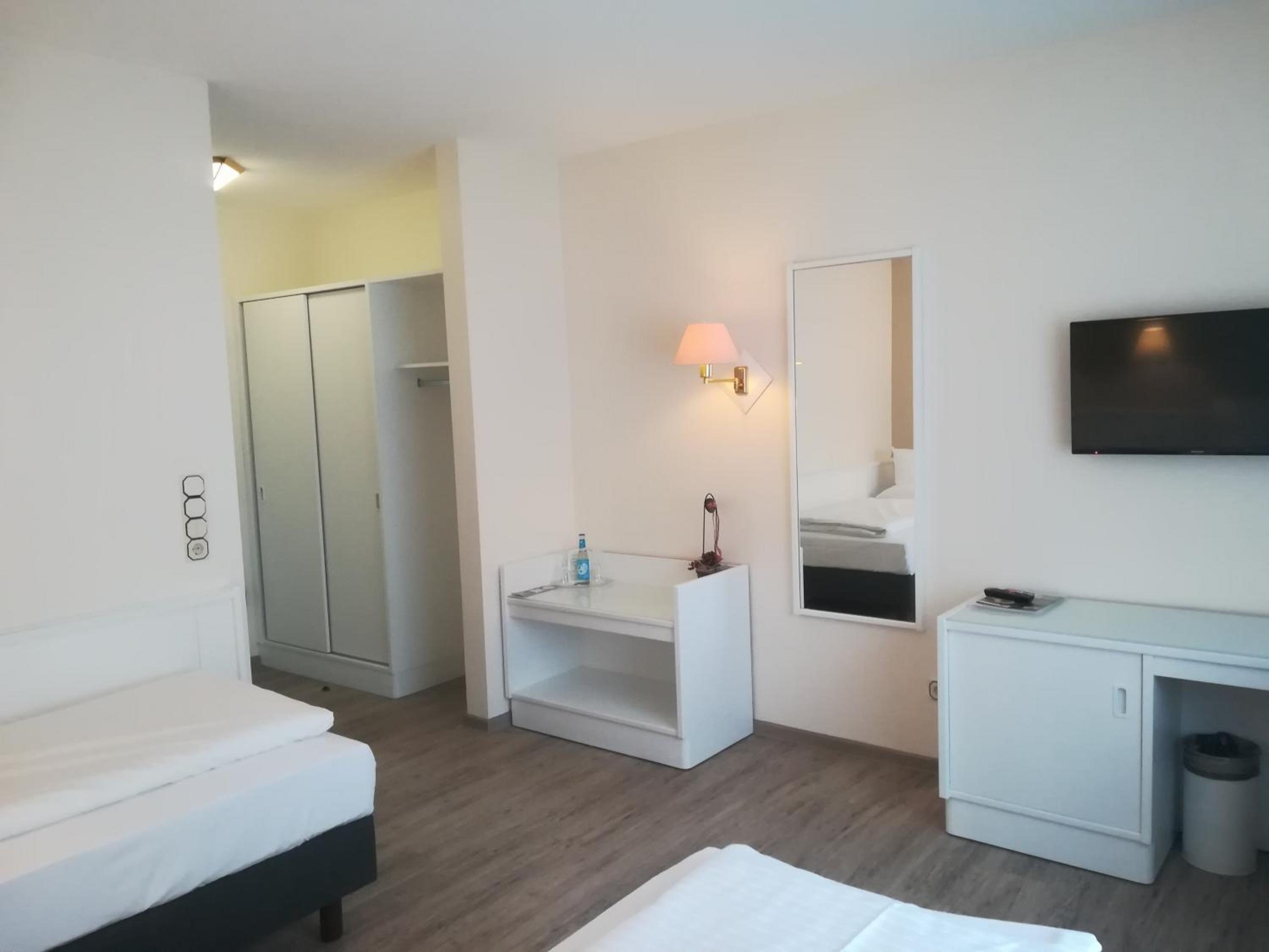Twin Room - Photo 2