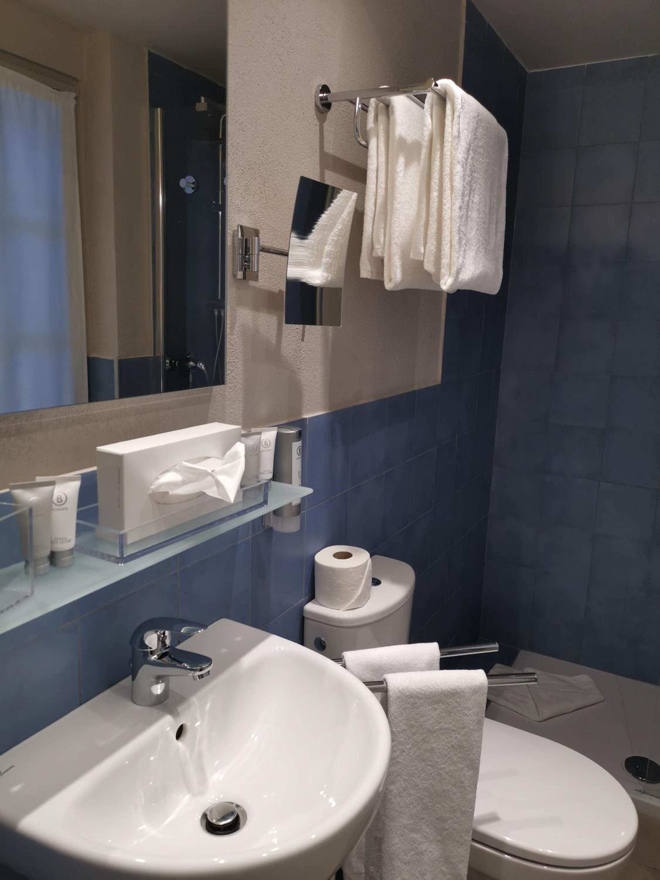 Budget Double Room photo 3