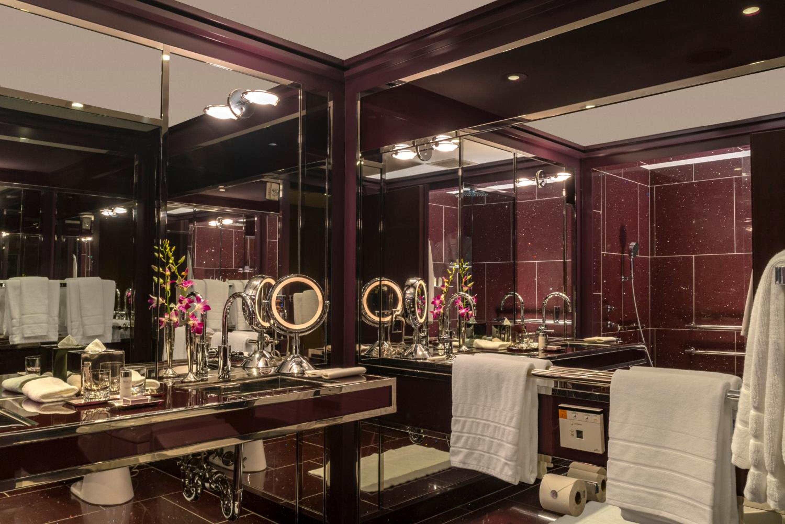 One King Deluxe room, 44th Street View thumbnail 6