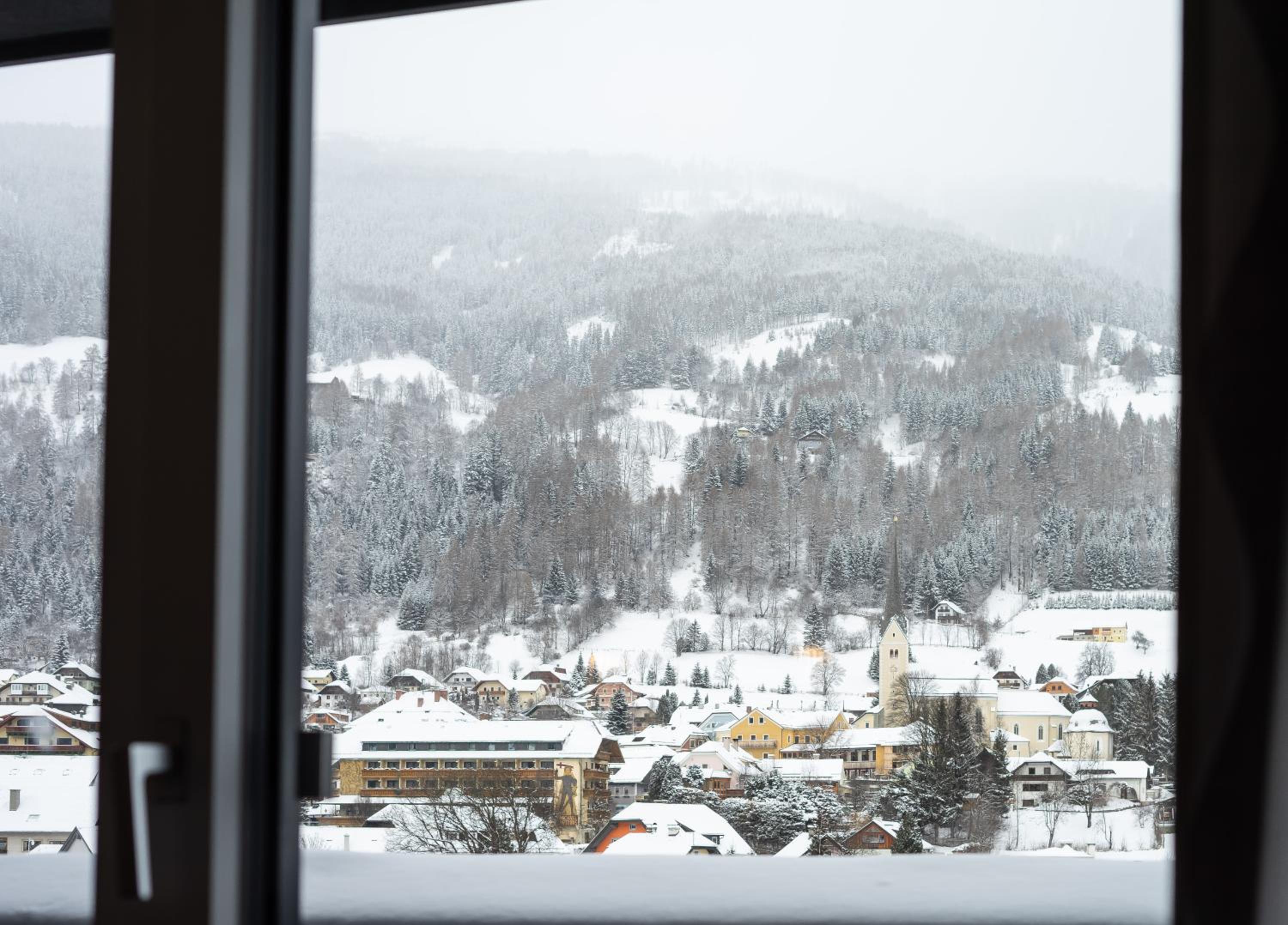 Deluxe Three-Bedroom Apartment with Balcony and Mountain View photo 2