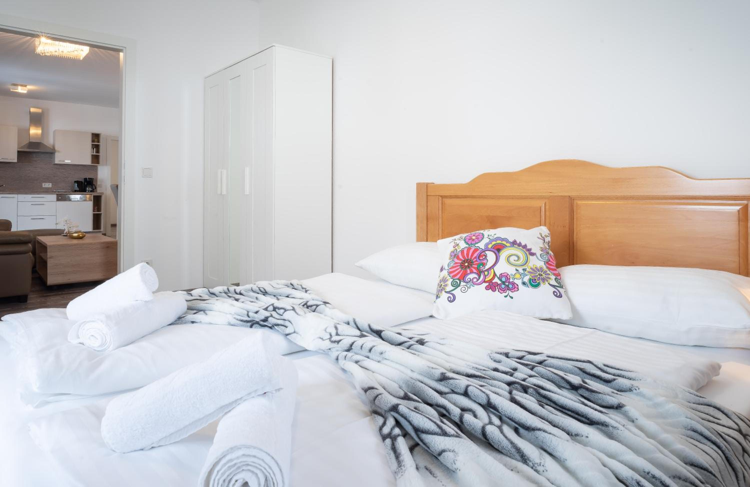 Deluxe Three-Bedroom Apartment with Balcony and Mountain View photo 1