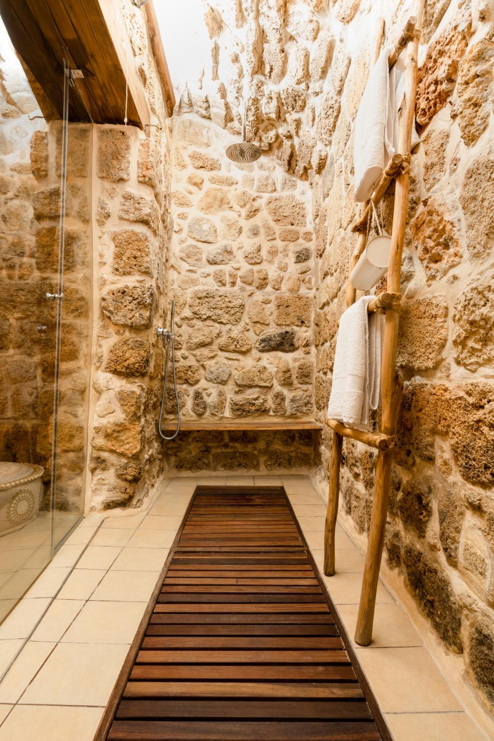 Superior Suite - Photo 11