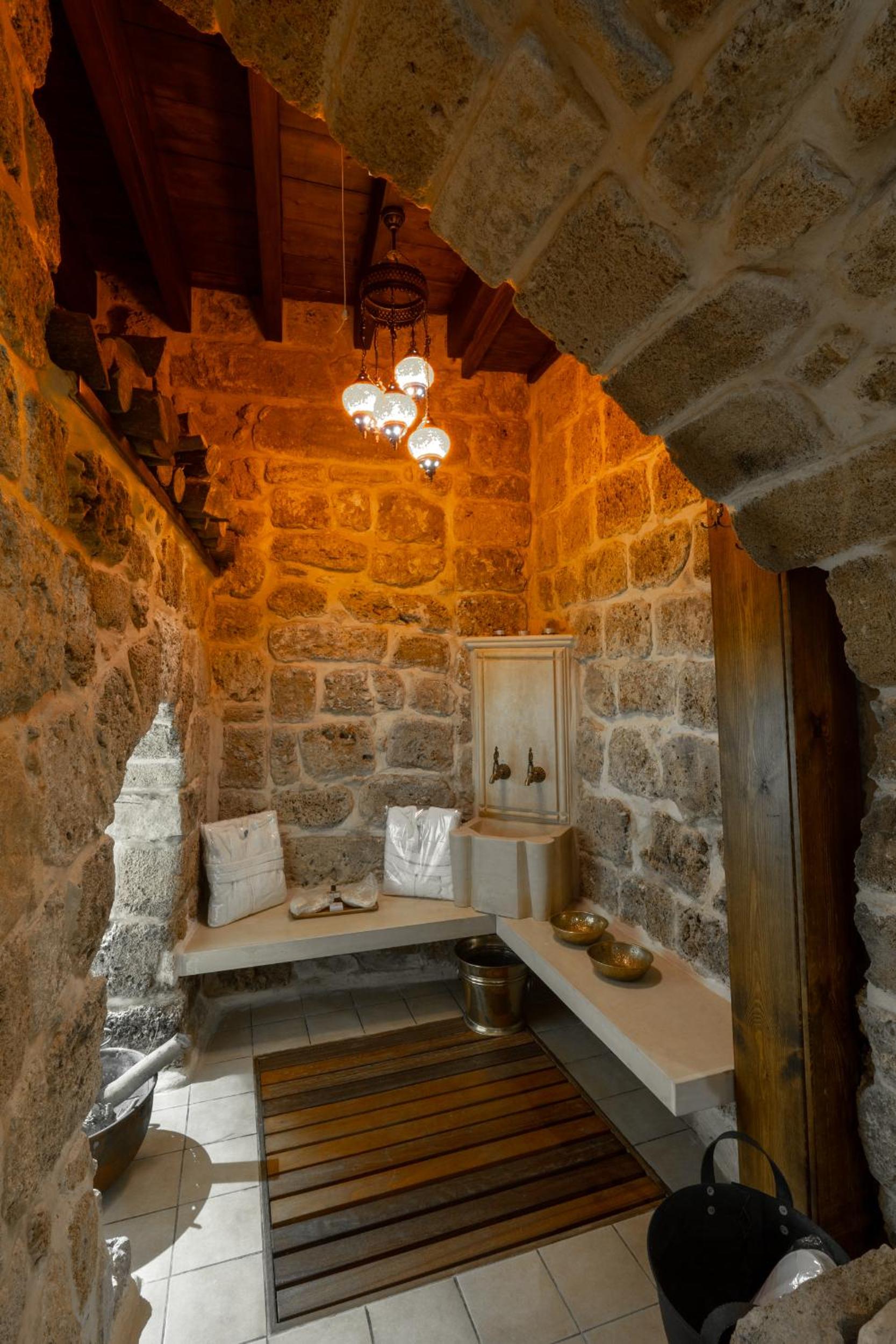 Superior Suite - Photo 16