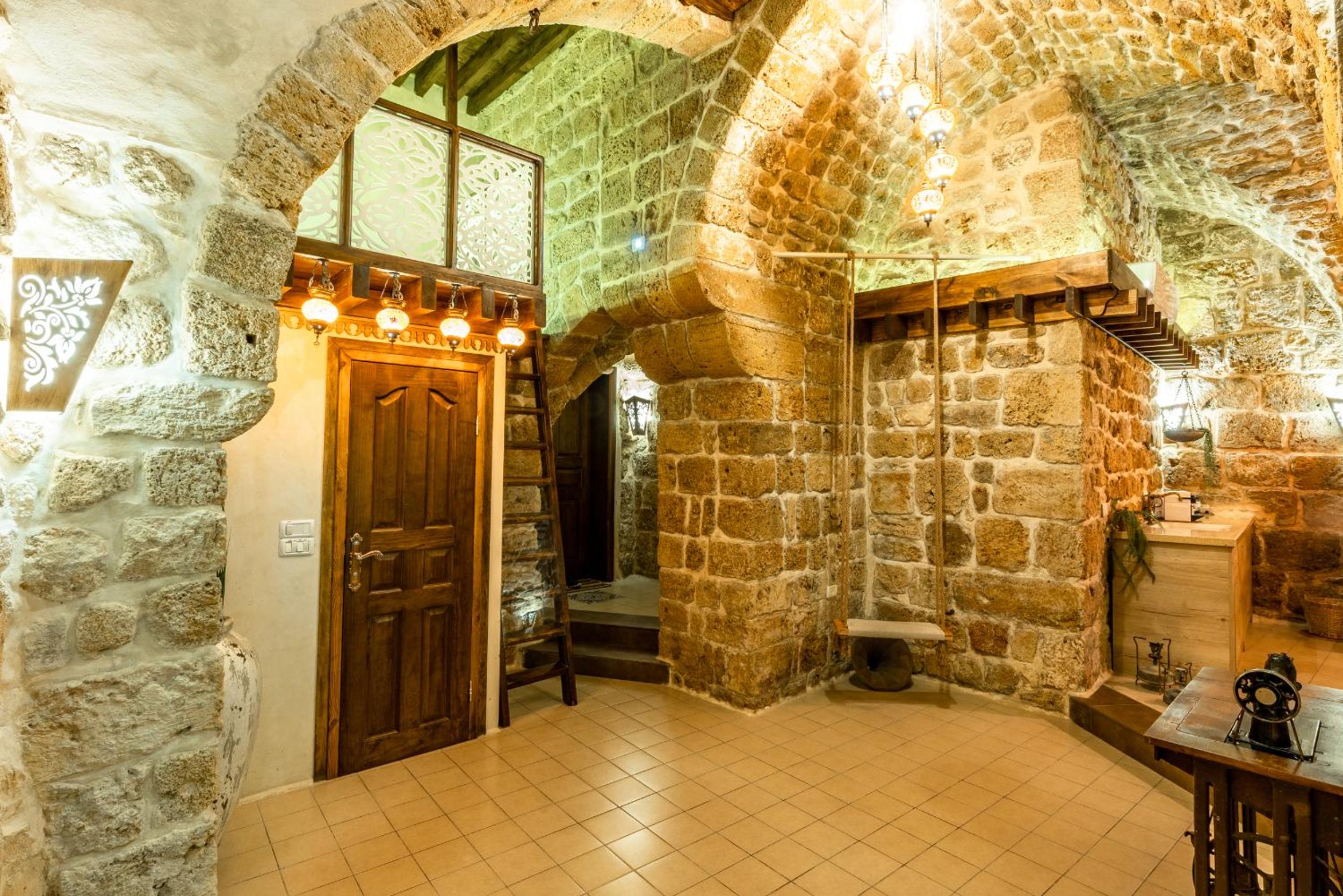 Superior Suite - Photo 17