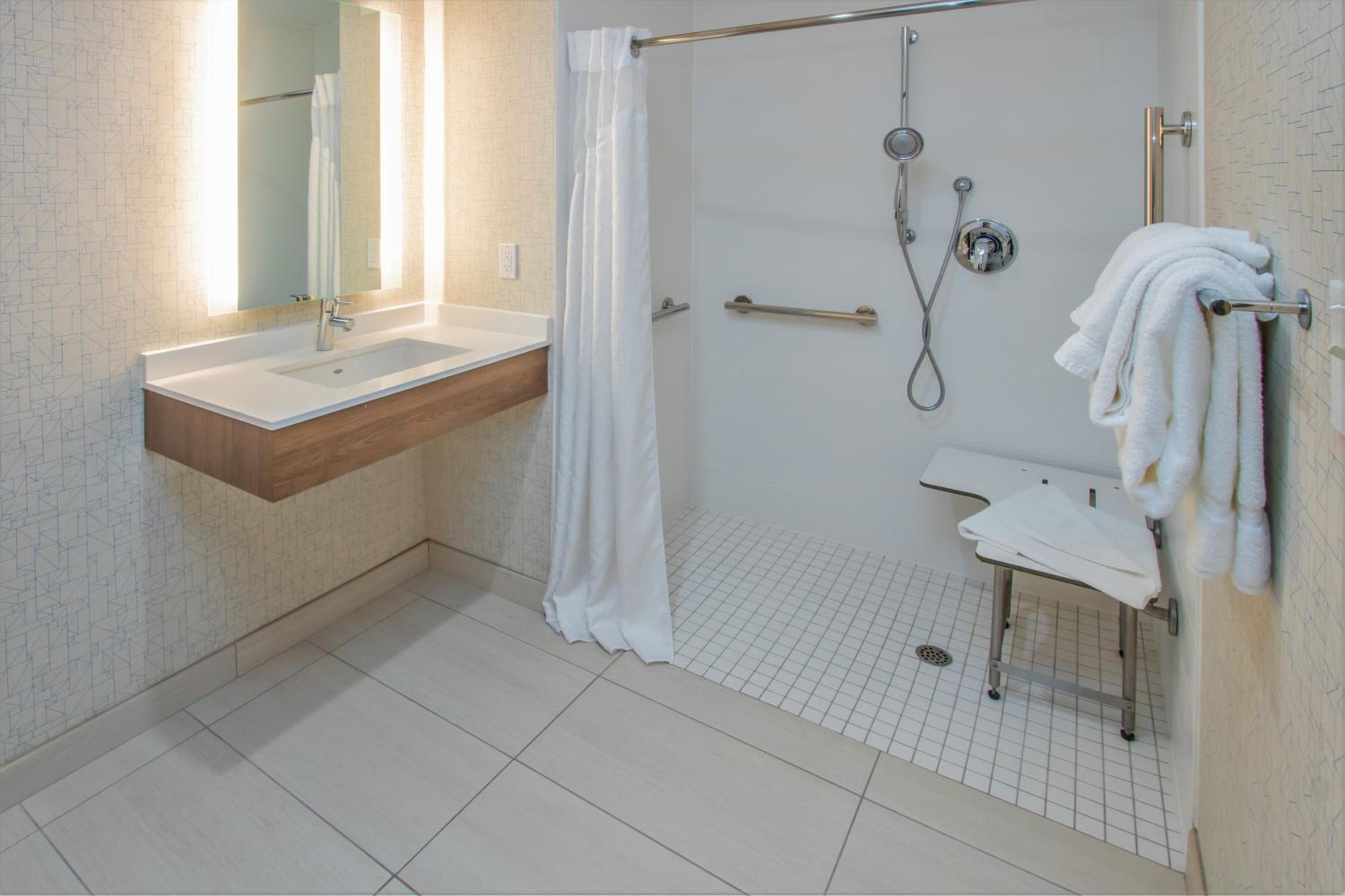 Queen Room - Hearing Accessible Roll in Shower/Non-Smoking - Photo 7