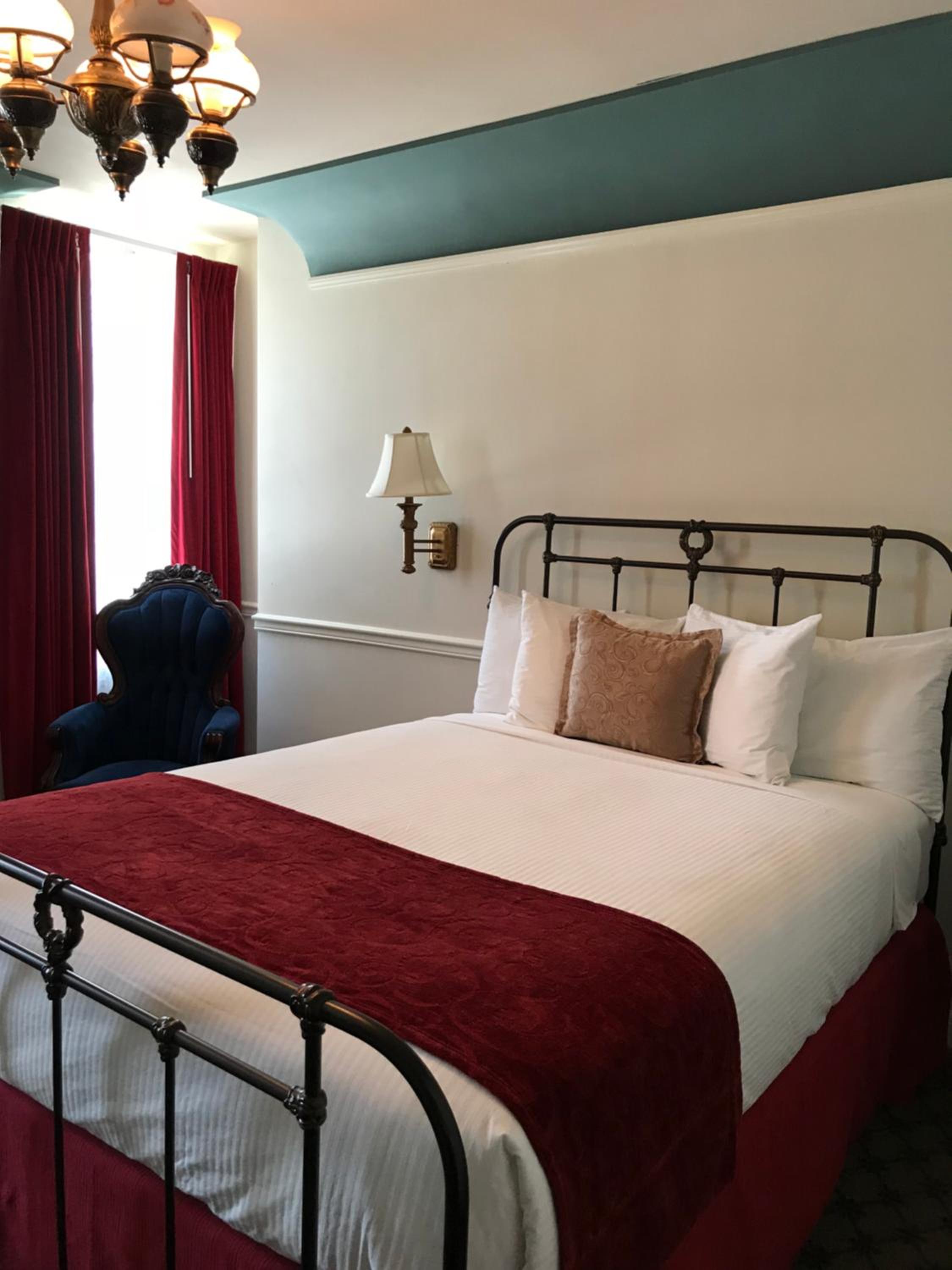 Queen Room photo 1