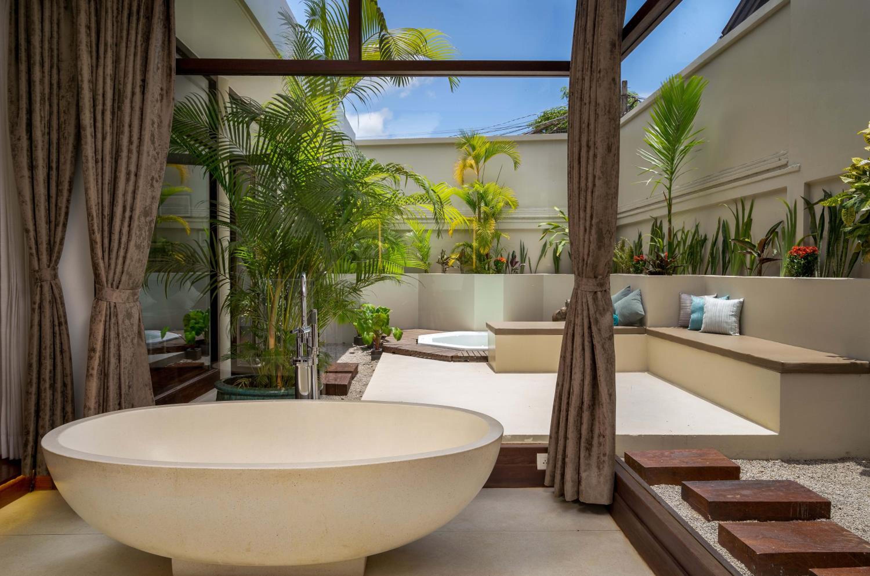 Suite with Hot Tub - Photo 4