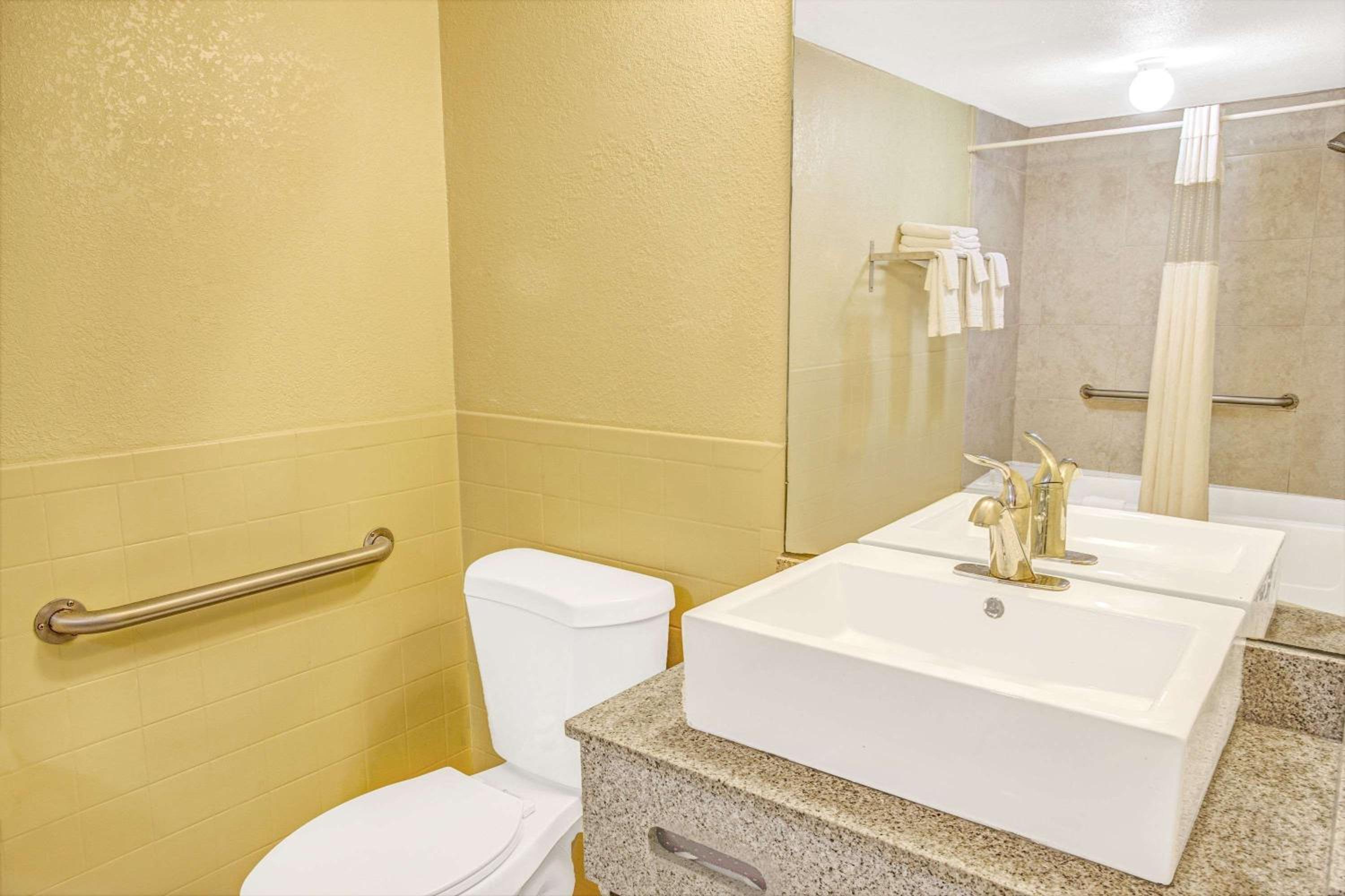 Queen Room with Two Queen Beds - Mobility Access/Non-Smoking - Photo 7