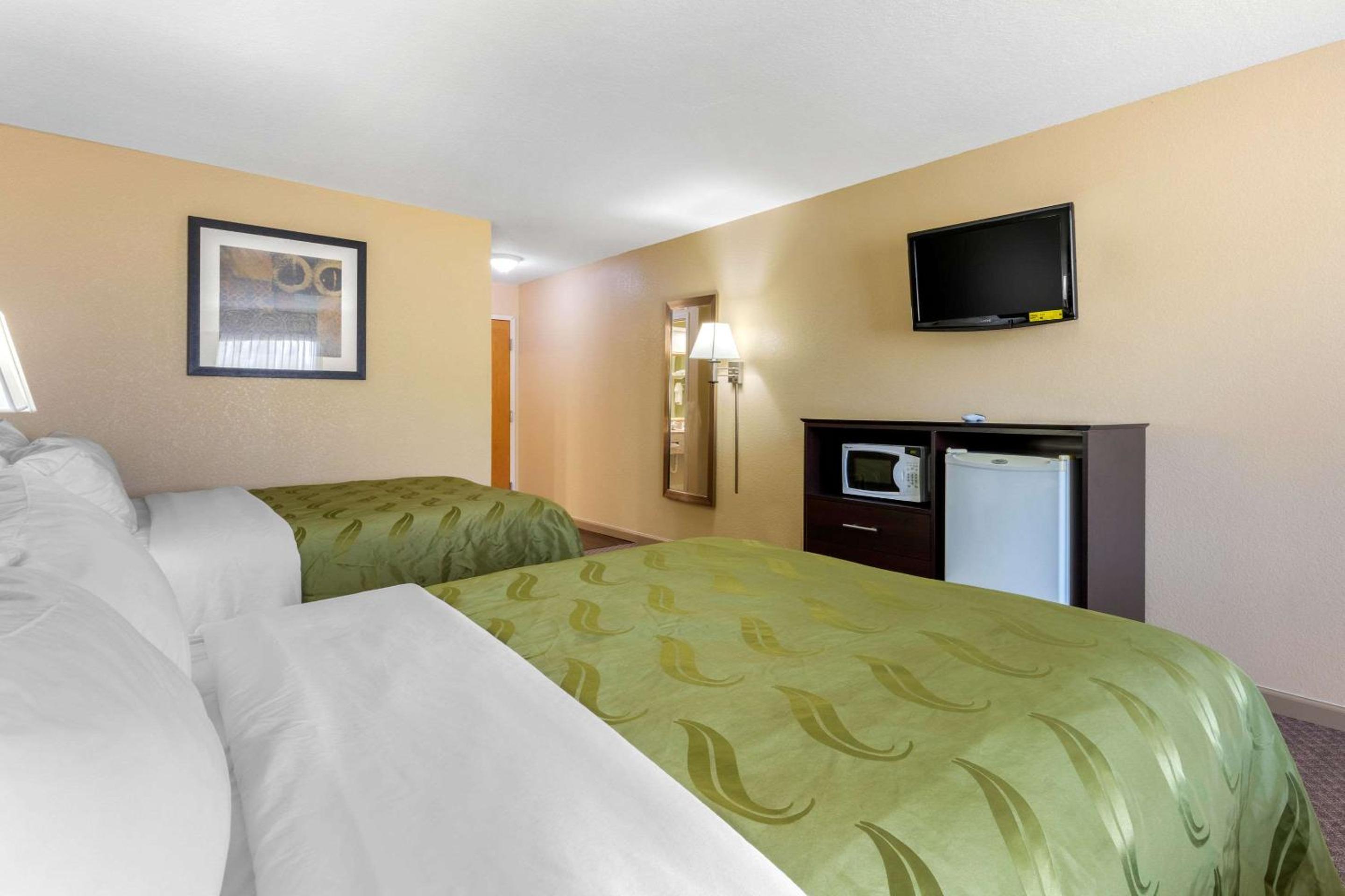 Queen Room with Two Queen Beds - Non-Smoking - Photo 4