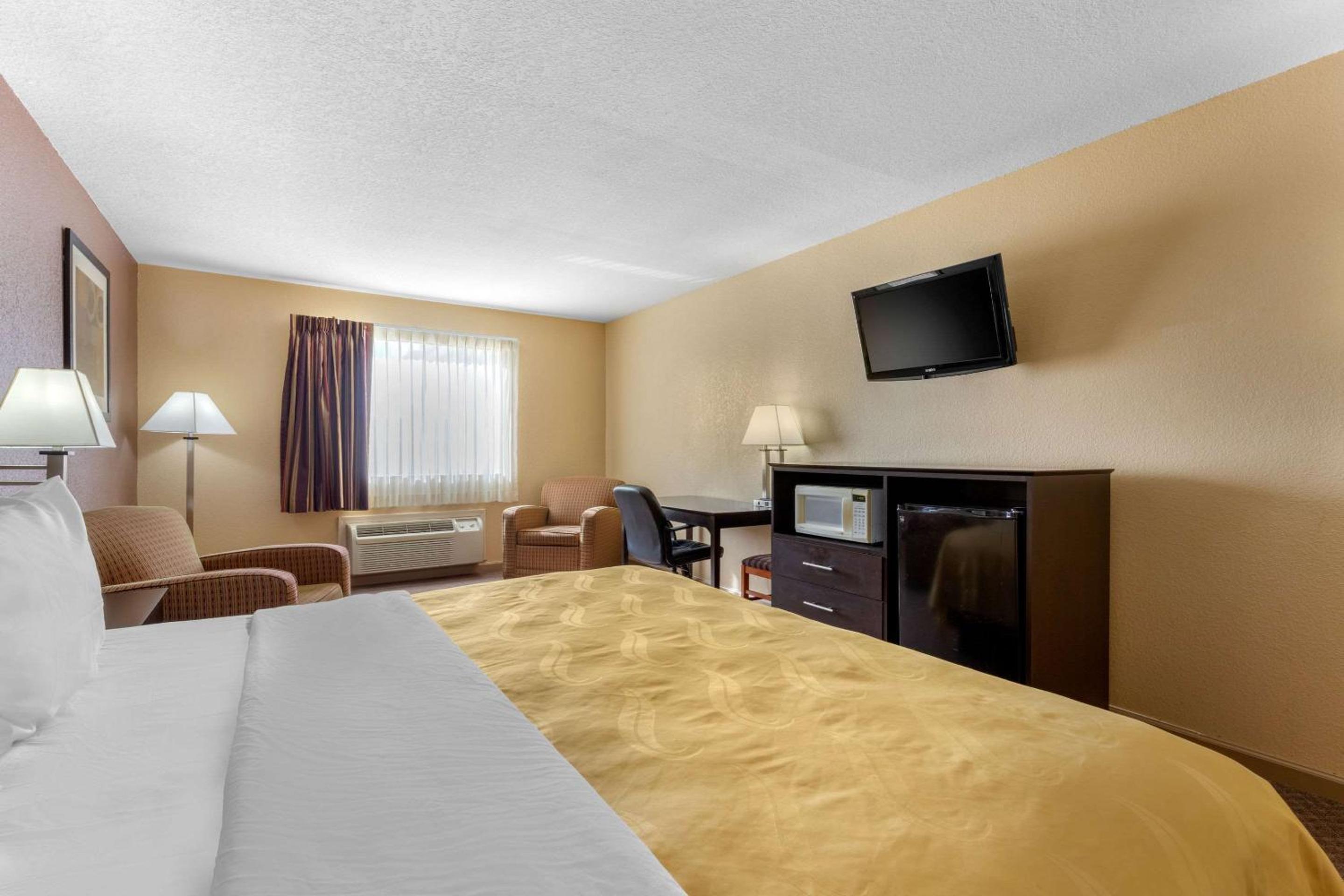 King Room - Non-Smoking - Photo 6