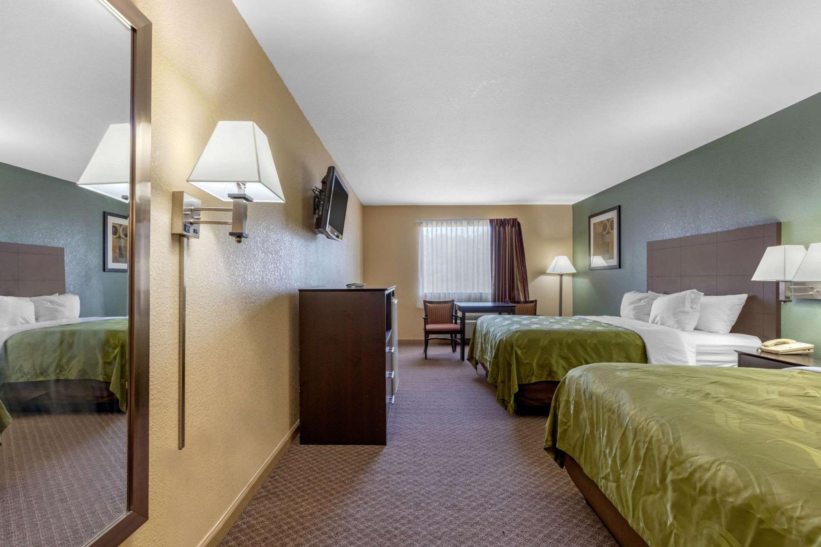 Queen Room with Two Queen Beds - Non-Smoking - Photo 5