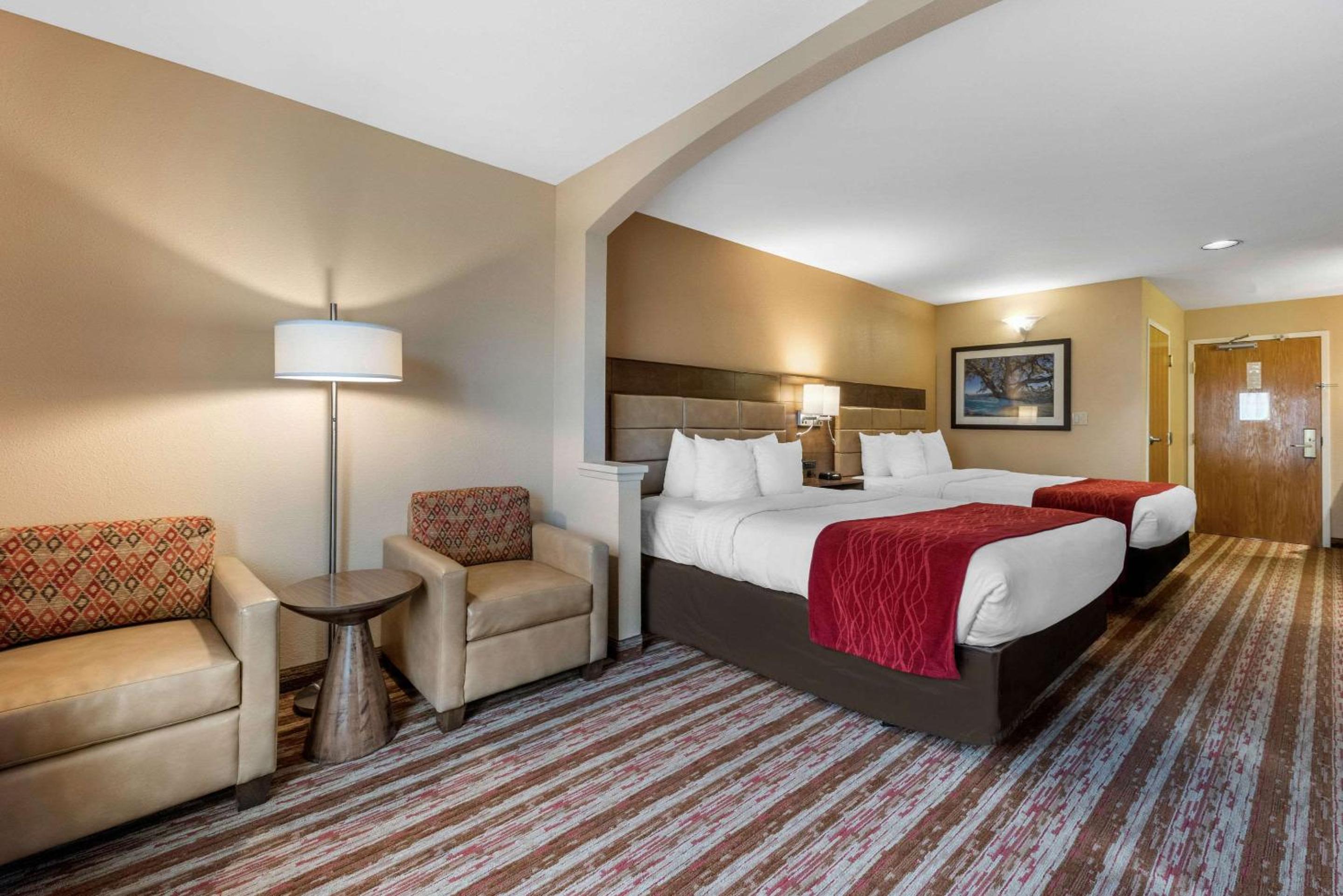 Queen Room with Two Queen Beds - Photo 2