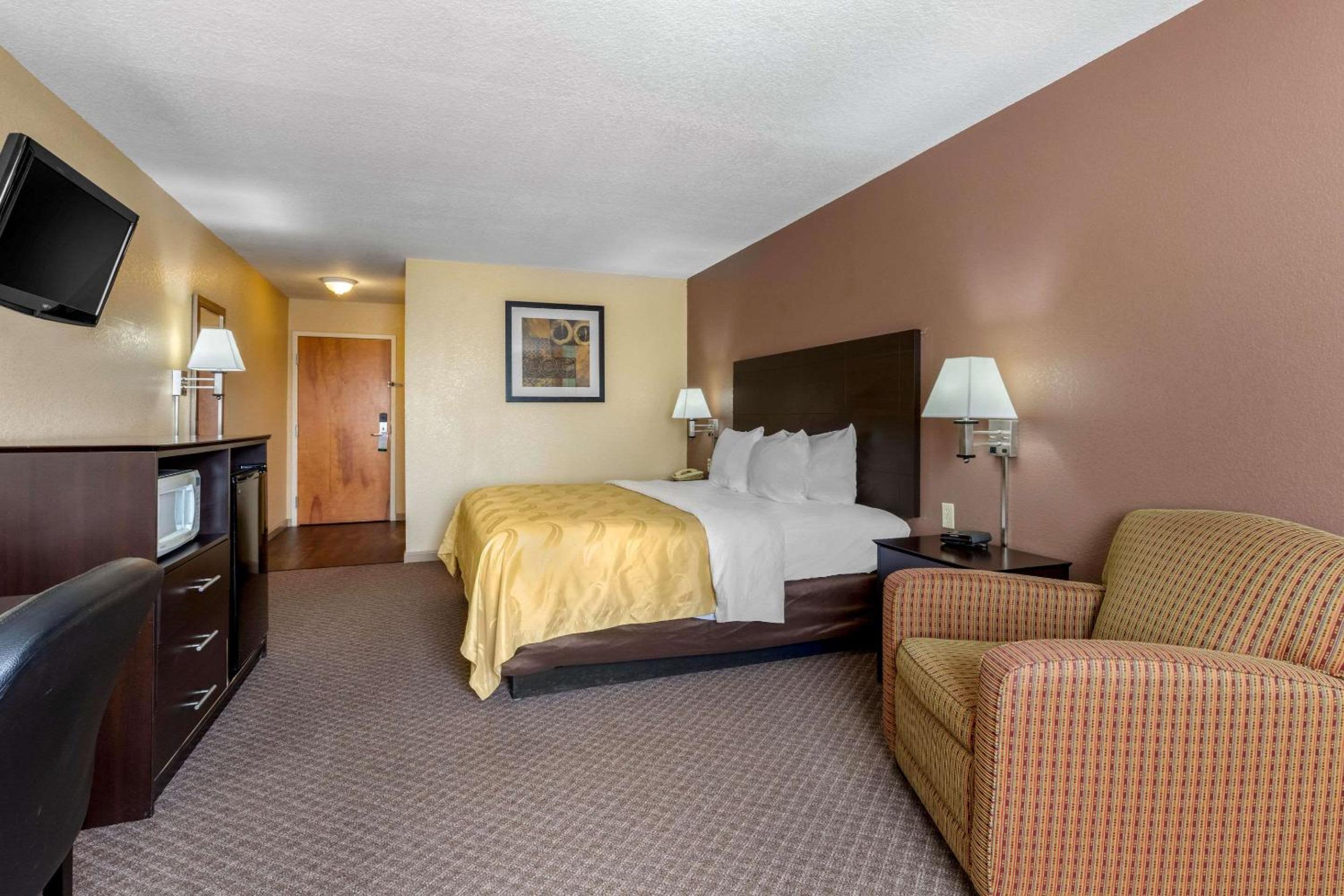 King Room - Non-Smoking - Photo 4