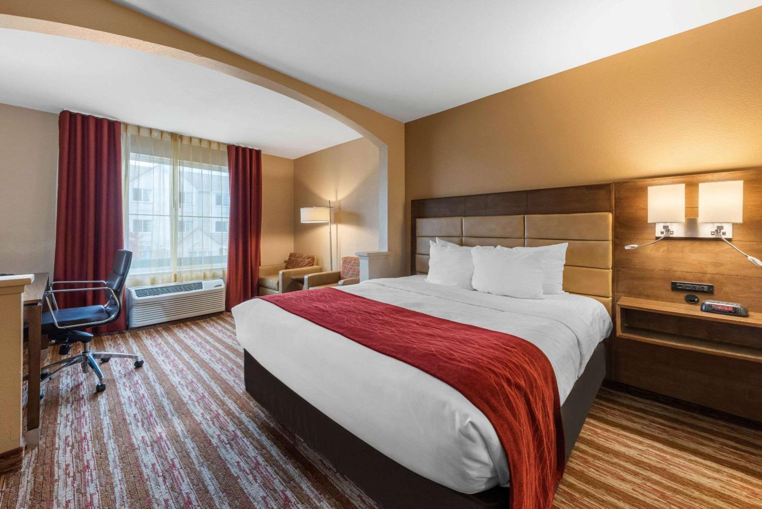 Queen Room with Two Queen Beds - Photo 3