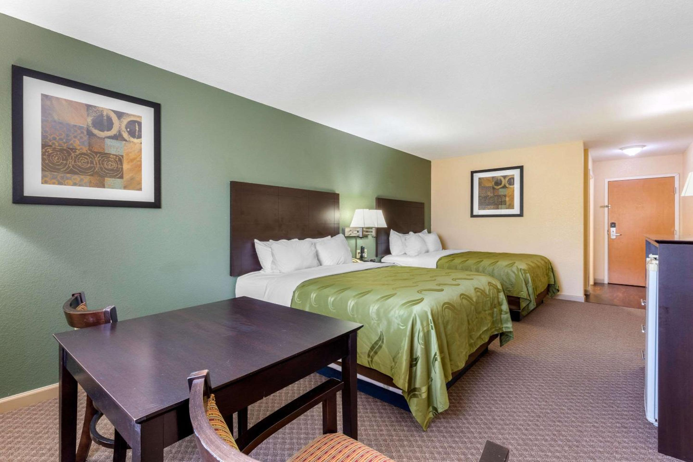 Queen Room with Two Queen Beds - Non-Smoking - Photo 6