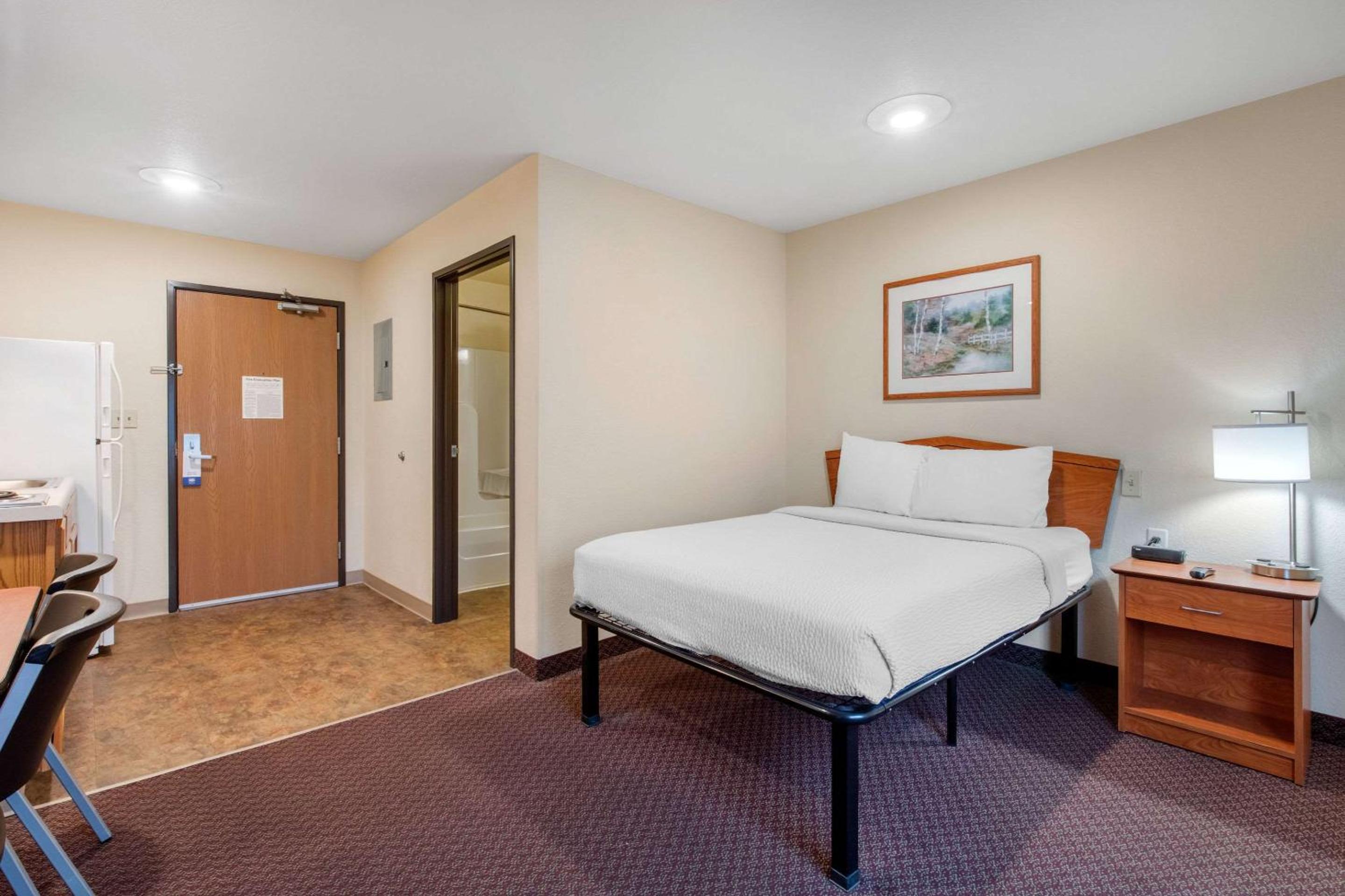 Efficiency Queen Room - Accessible/Non Smoking photo 1