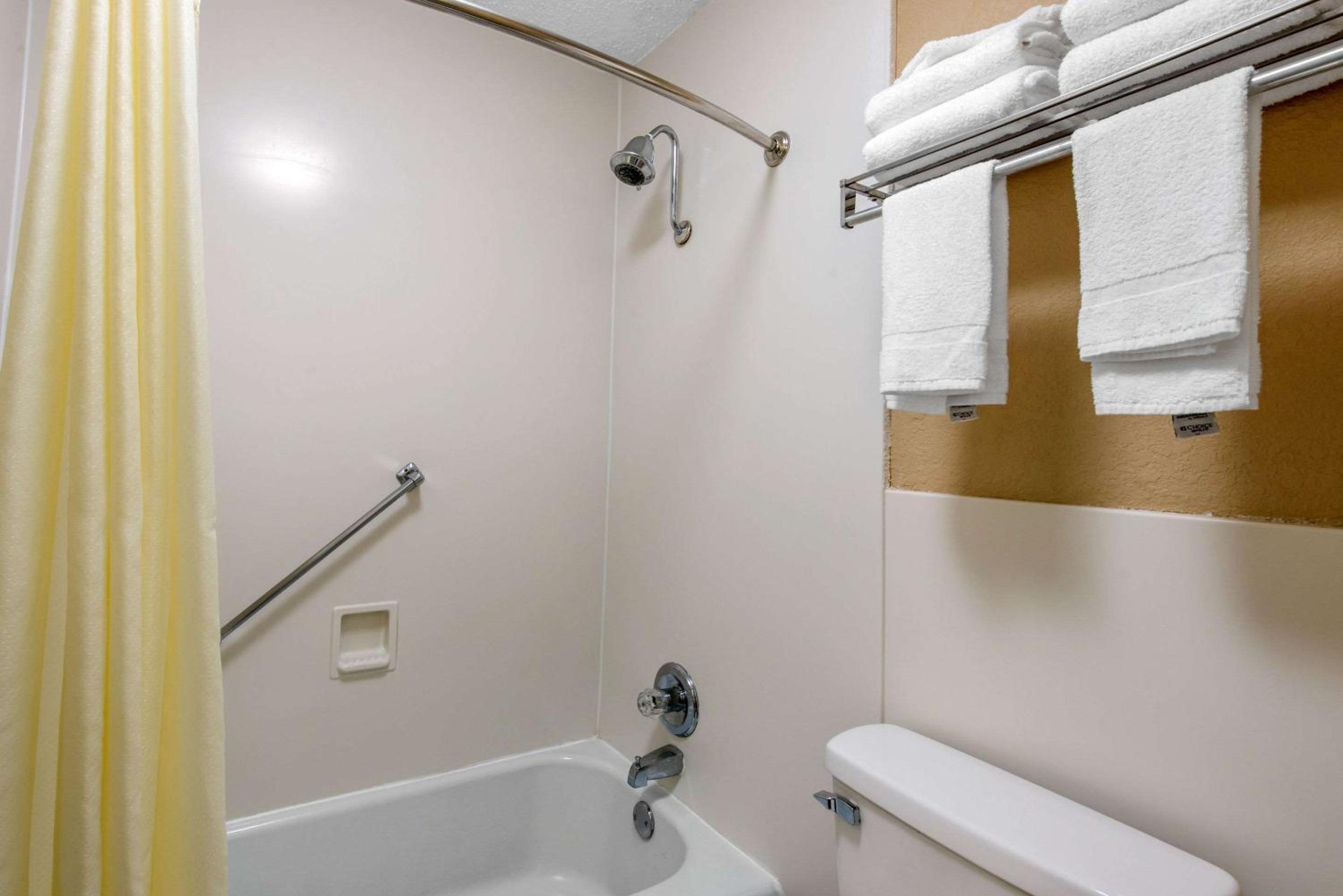 Double Room with Two Double Beds - Non-Smoking - Photo 3