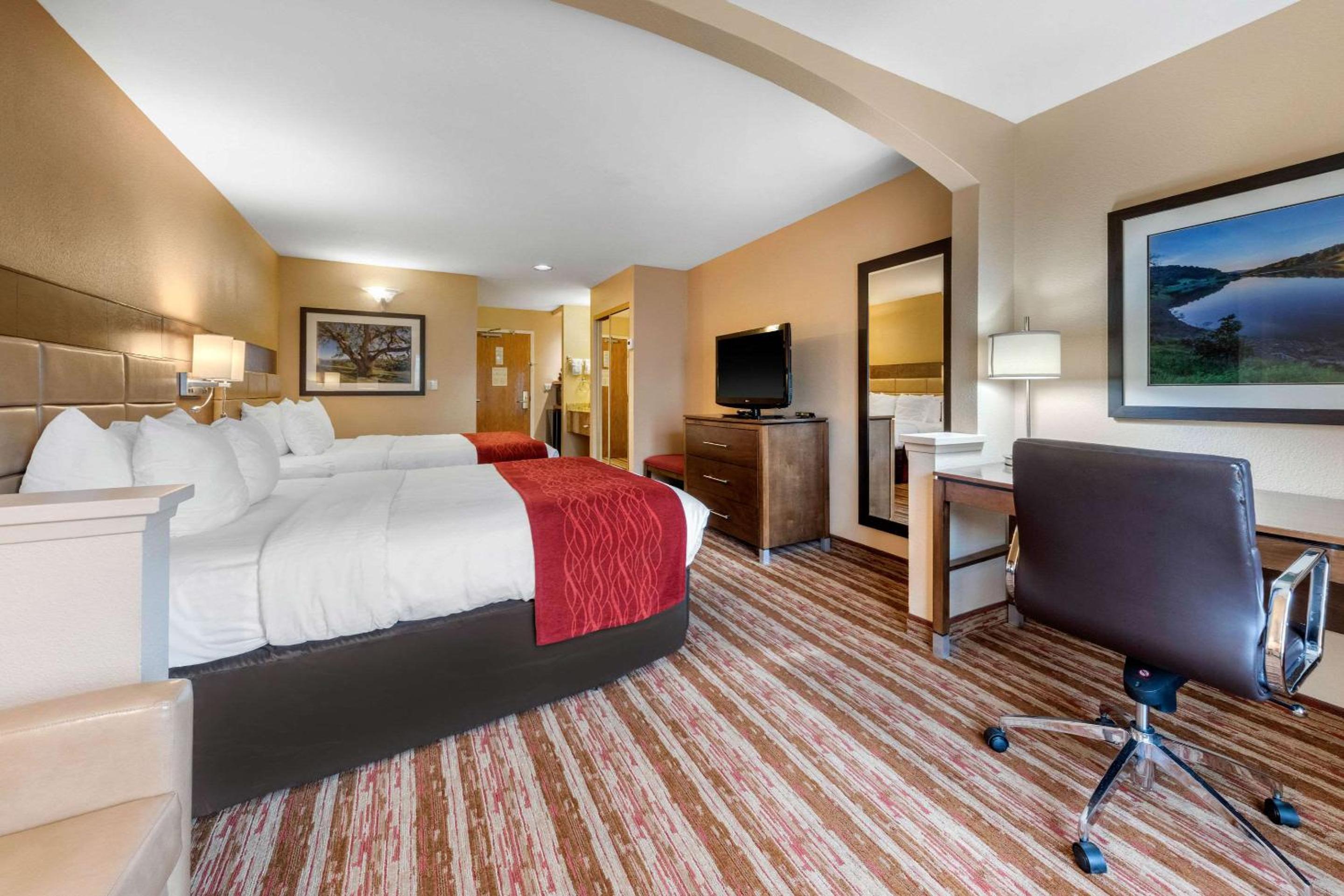 Queen Room with Two Queen Beds - Photo 1