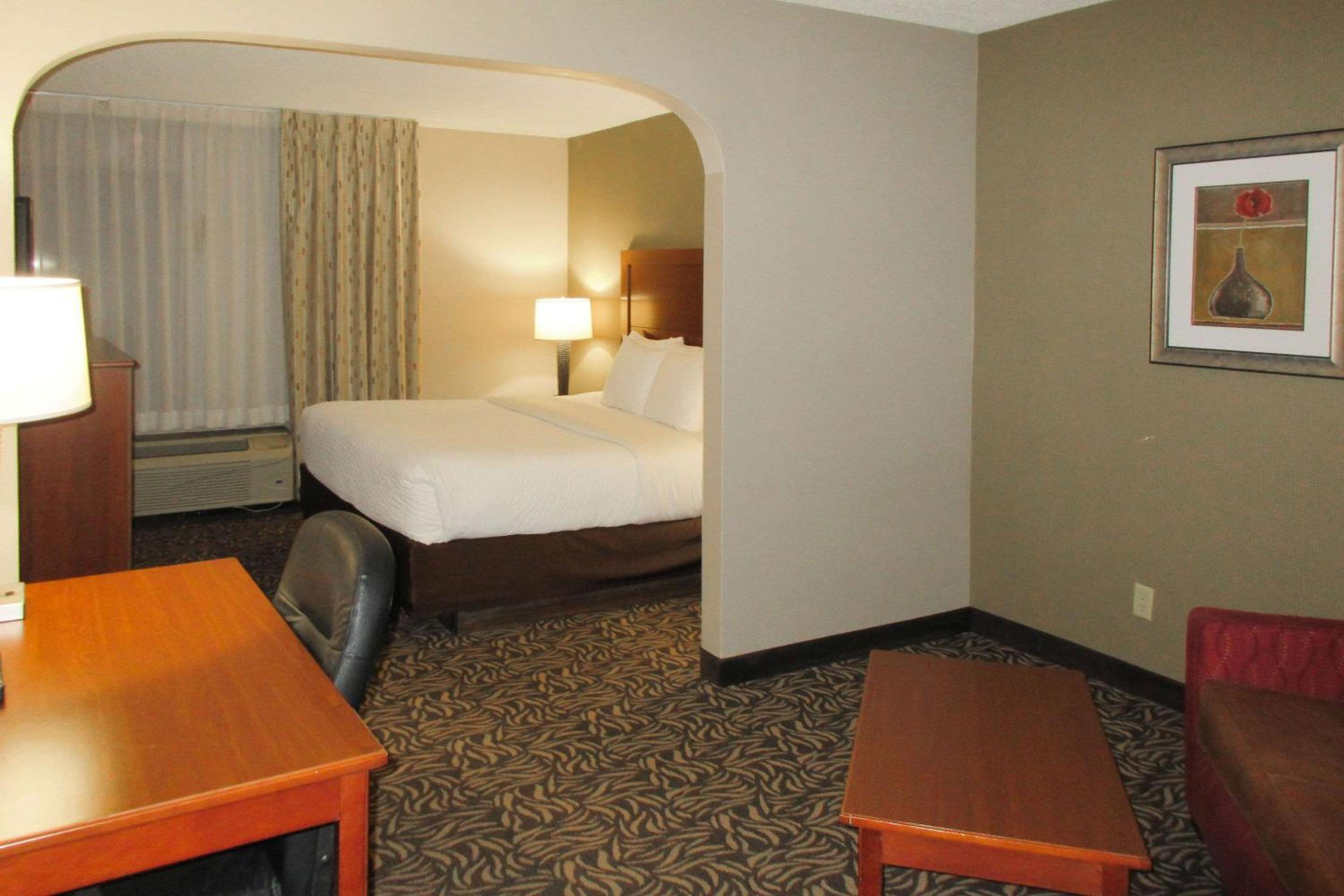 Suite with Seating Area - Photo 6