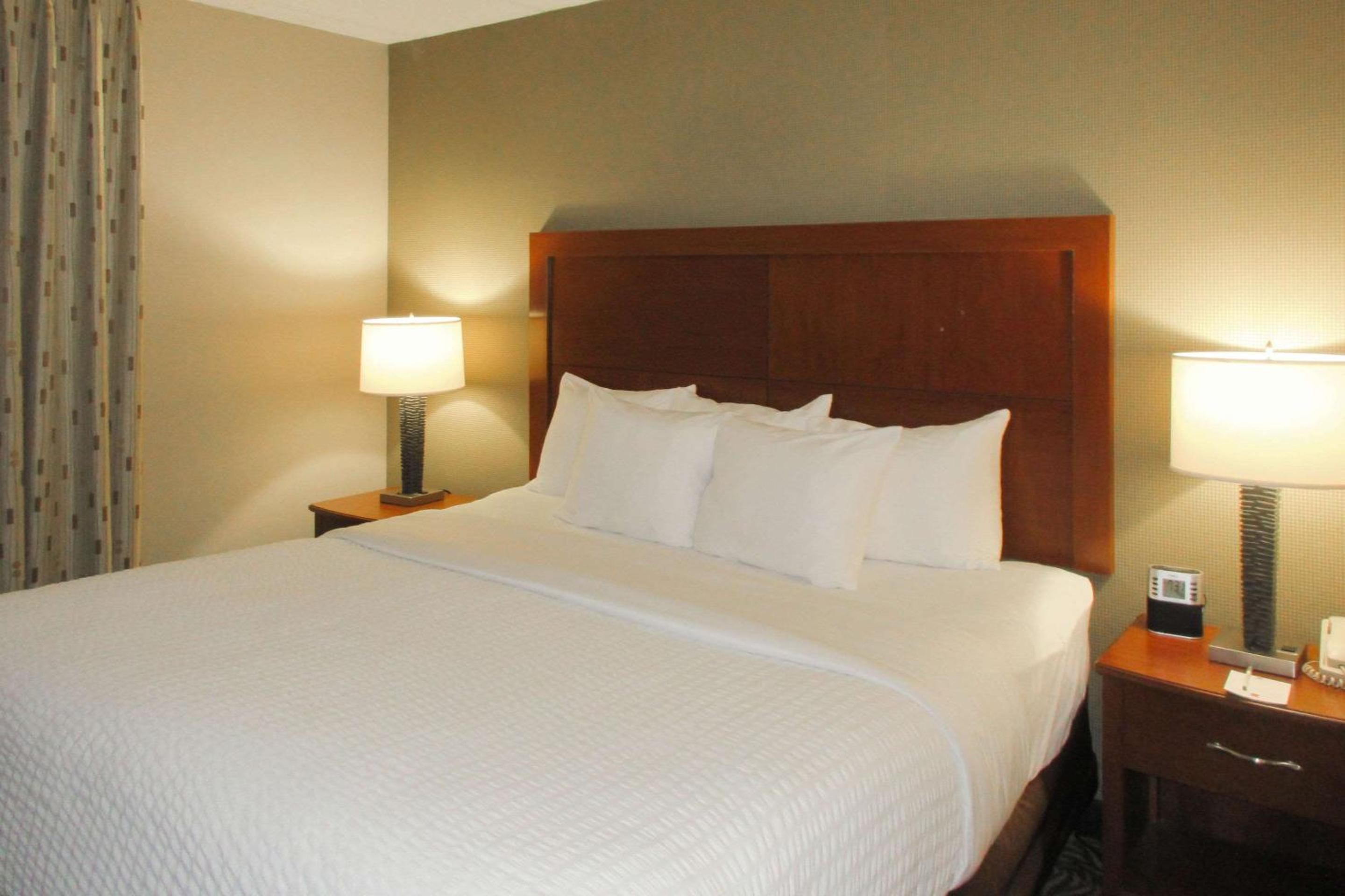 Suite with Seating Area - Photo 5