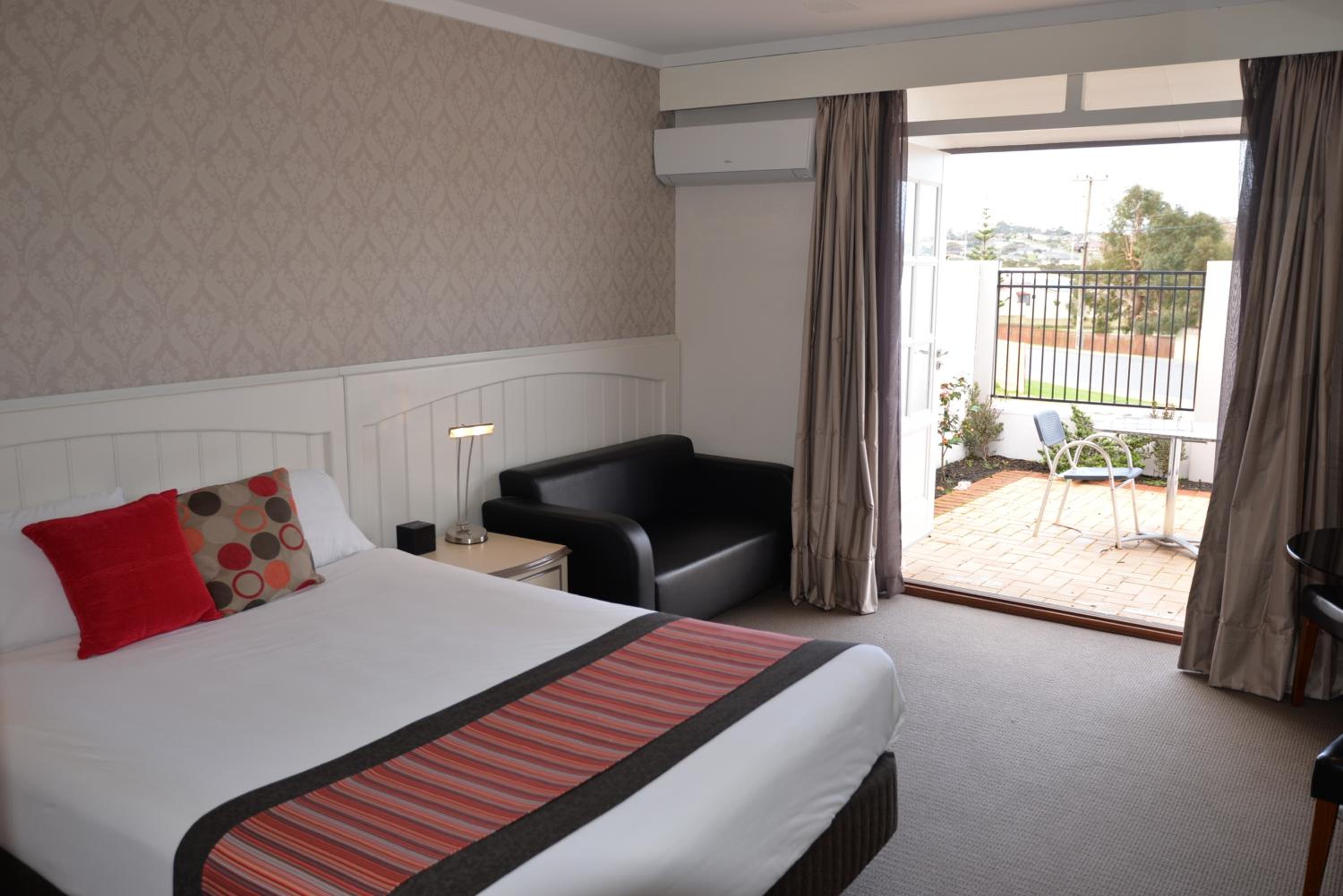 Queen Room with Courtyard - Photo 9