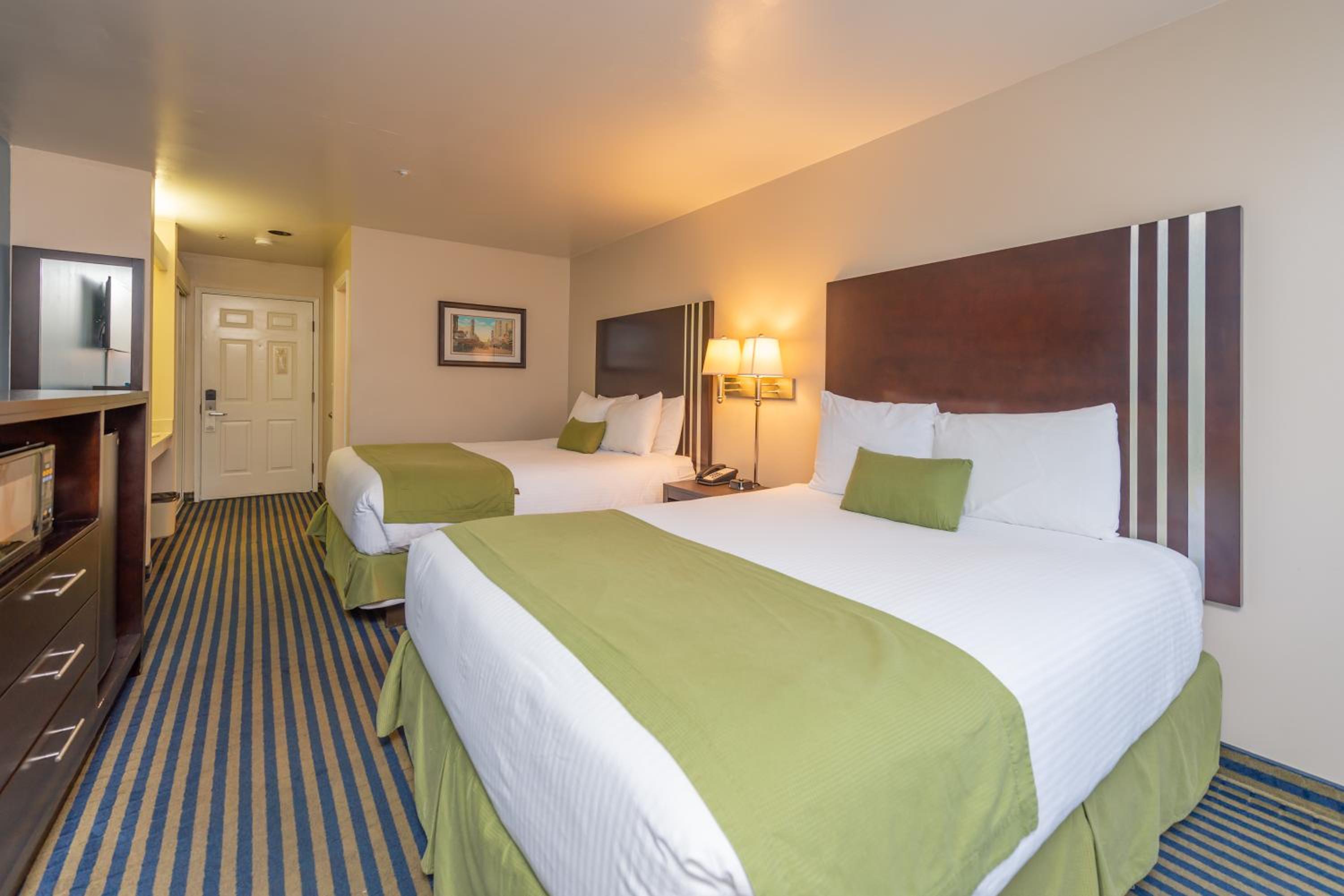 Queen Room with Two Queen Beds - Photo 8