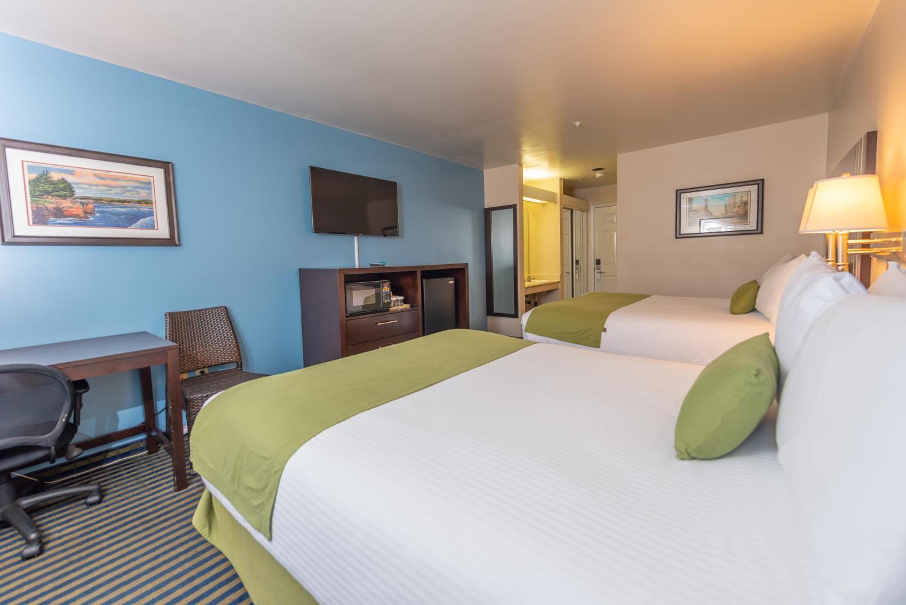 Queen Room with Two Queen Beds - Photo 9