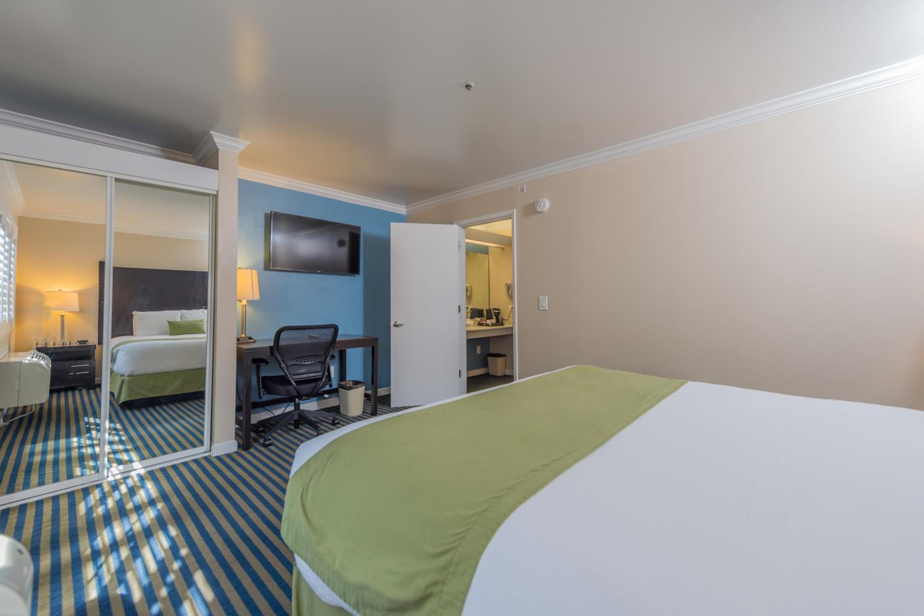 King Room with Two King Beds photo 2