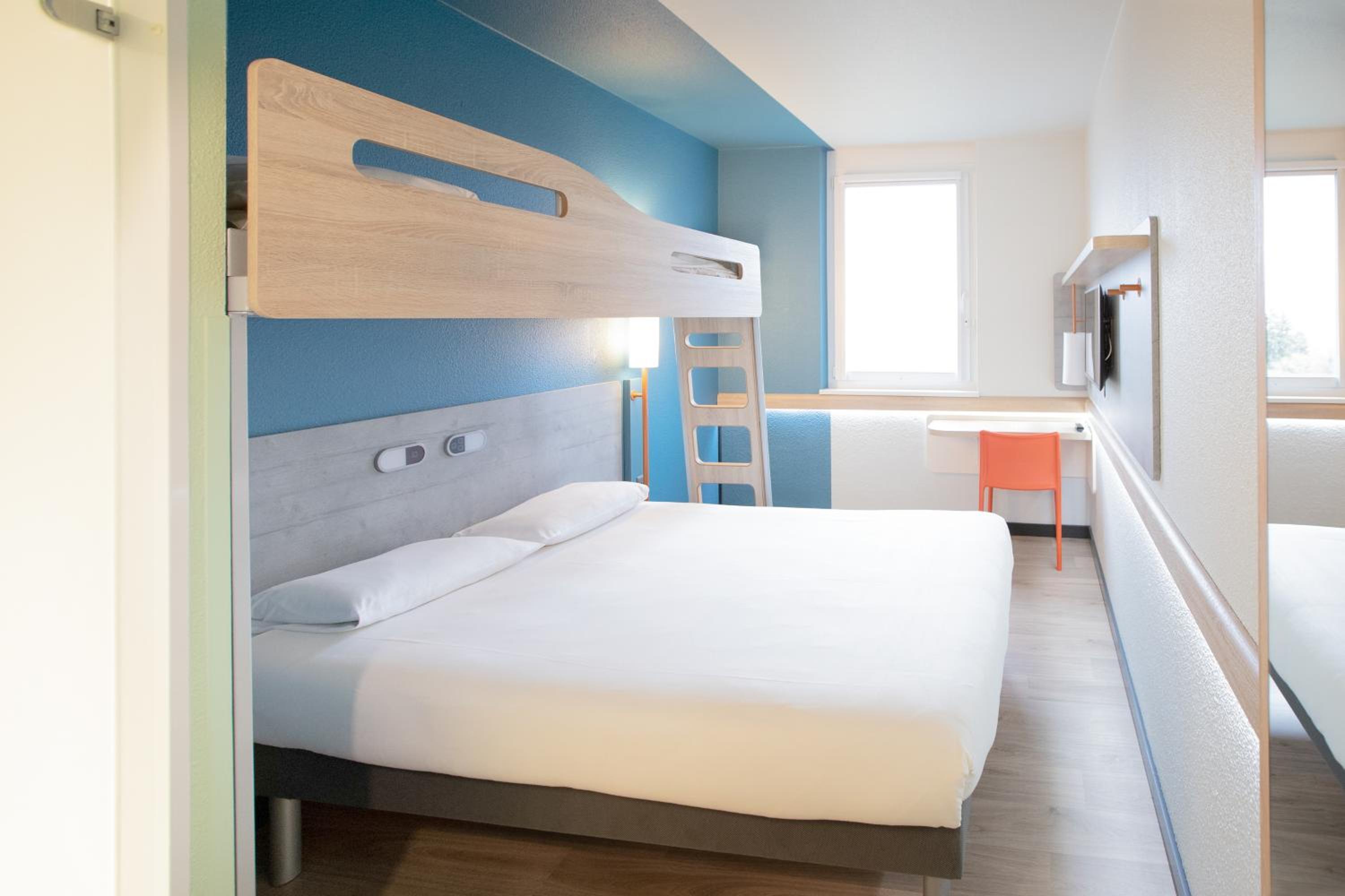 Triple Room with a Double Bed and a Bunk Bed photo 3