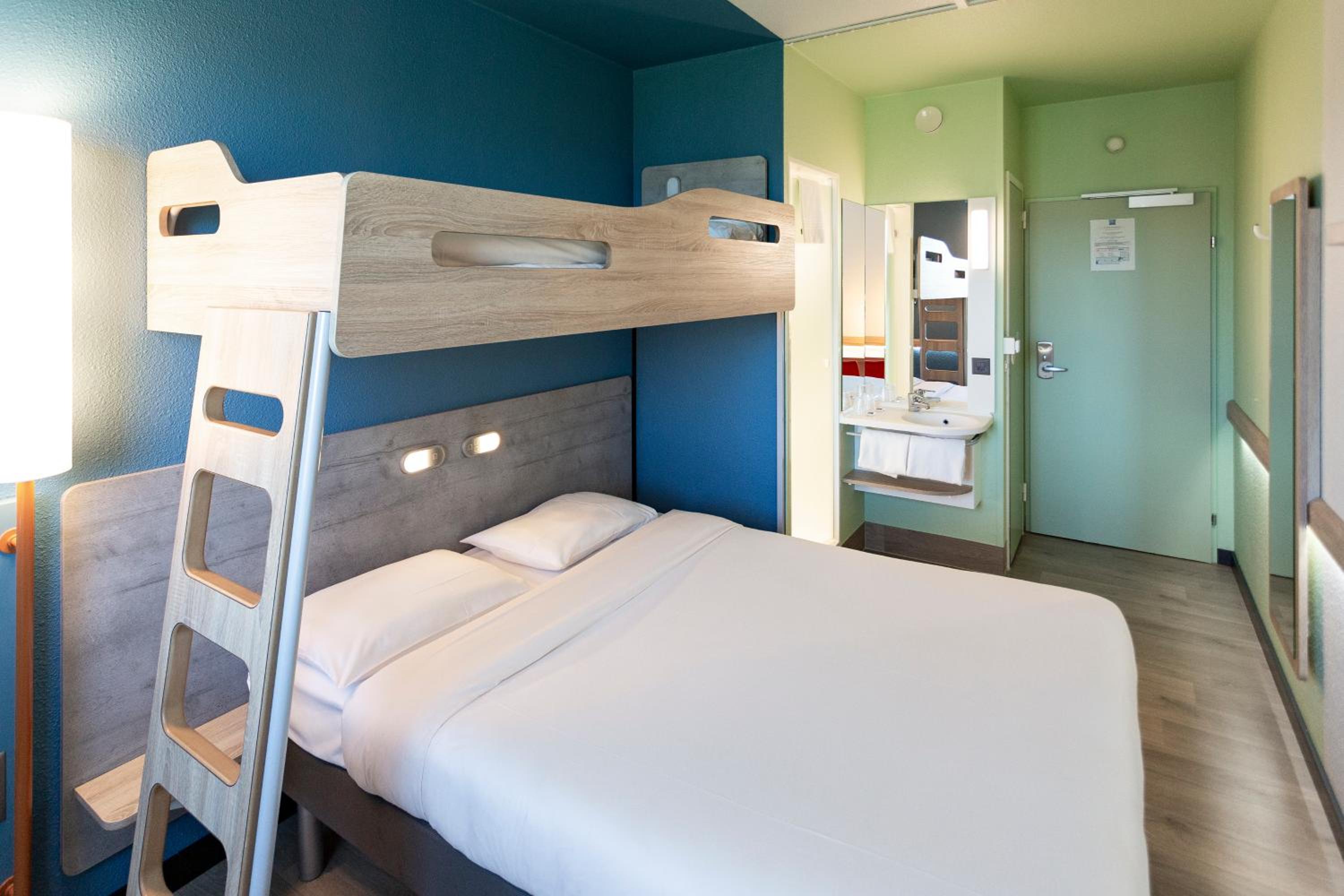 Triple Room with a Double Bed and a Bunk Bed photo 2