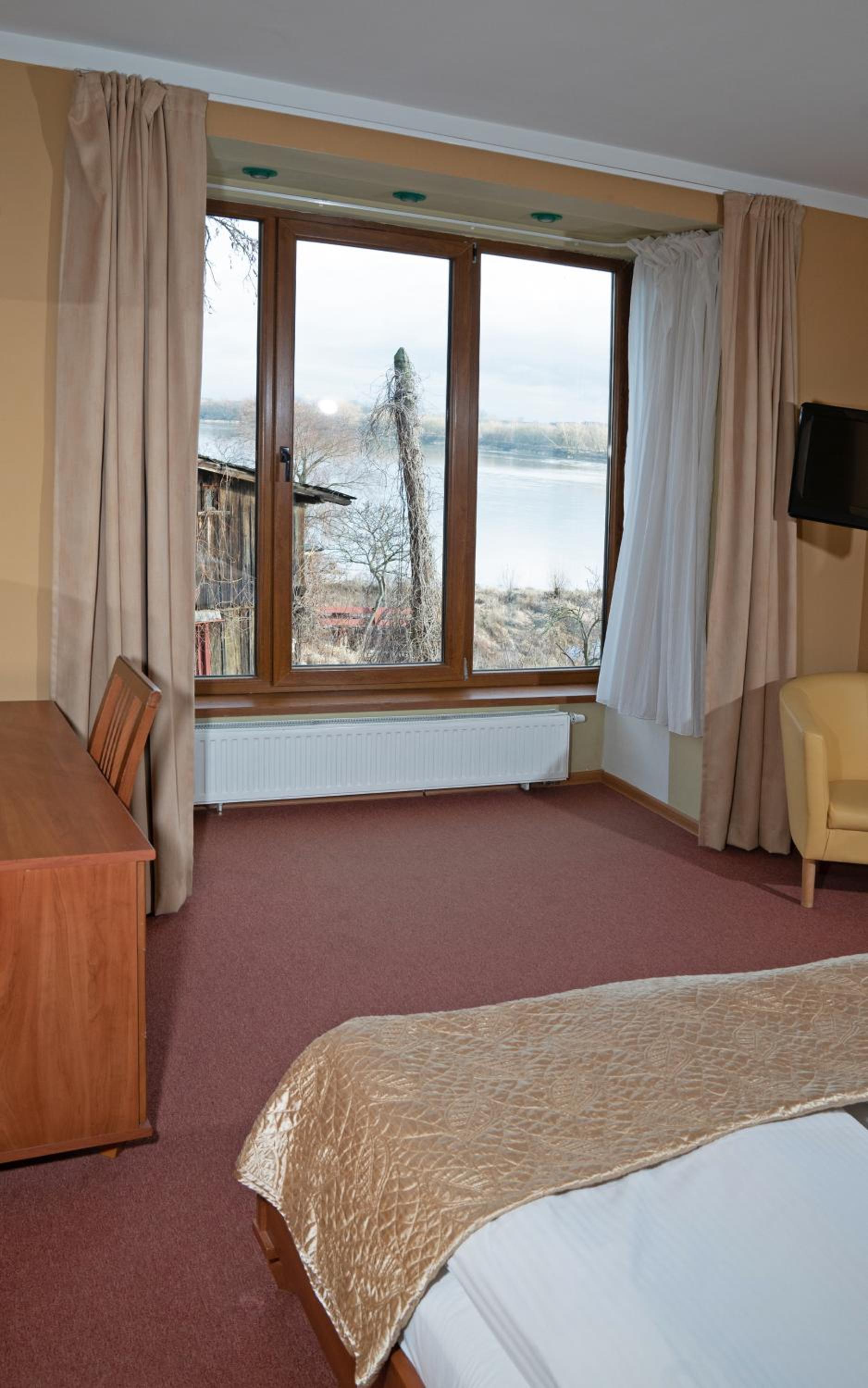 Double Room with River View - Photo 3