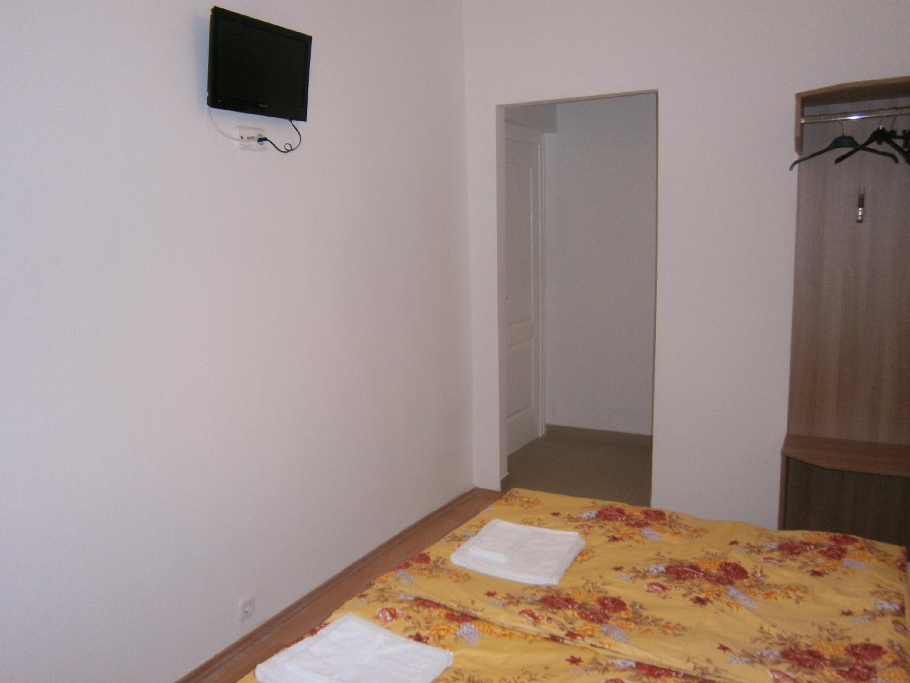 Twin Room - Photo 2
