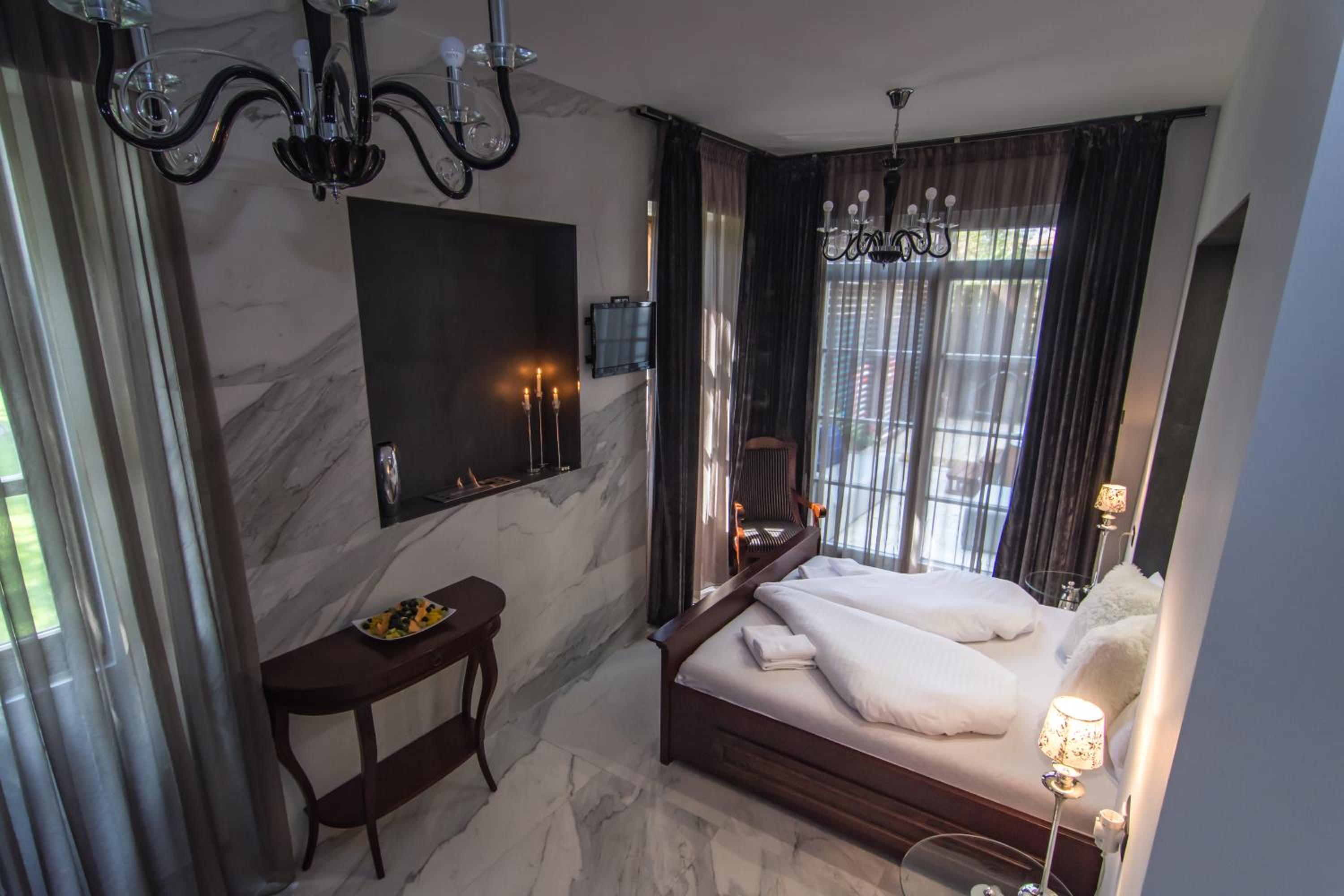 Deluxe Double Room with Jacuzzi  - Photo 4