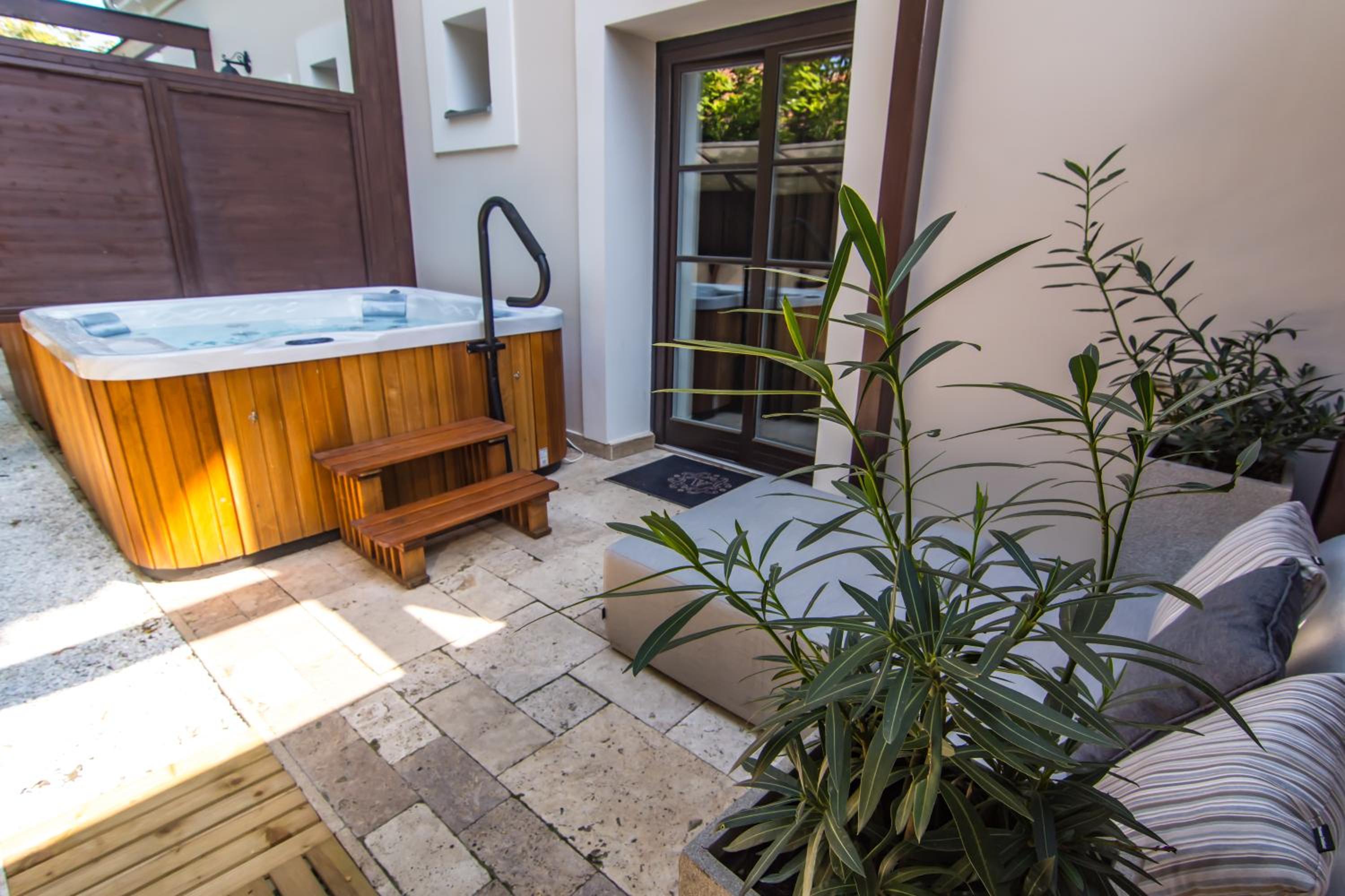 Deluxe Double Room with Jacuzzi  - Photo 16