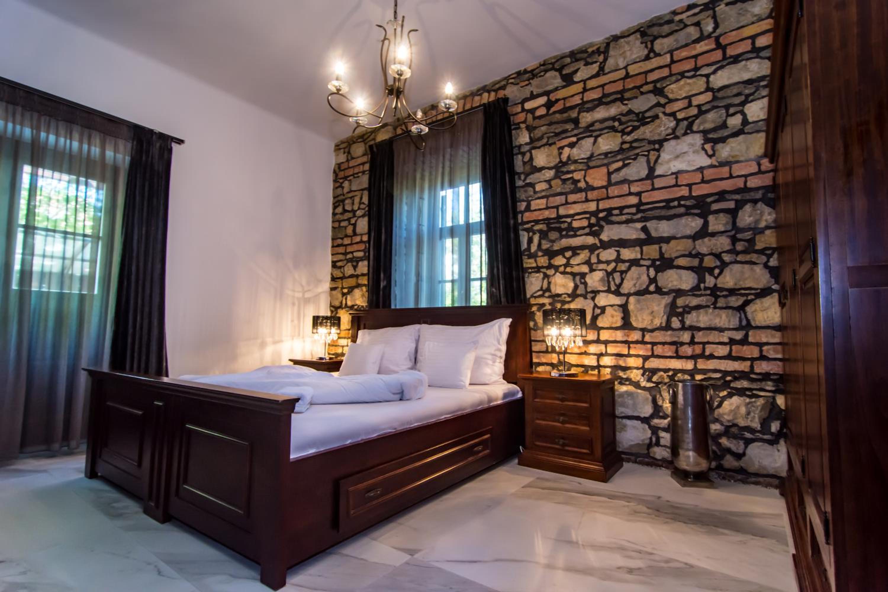 Deluxe Family Suite with Jacuzzi - Photo 2