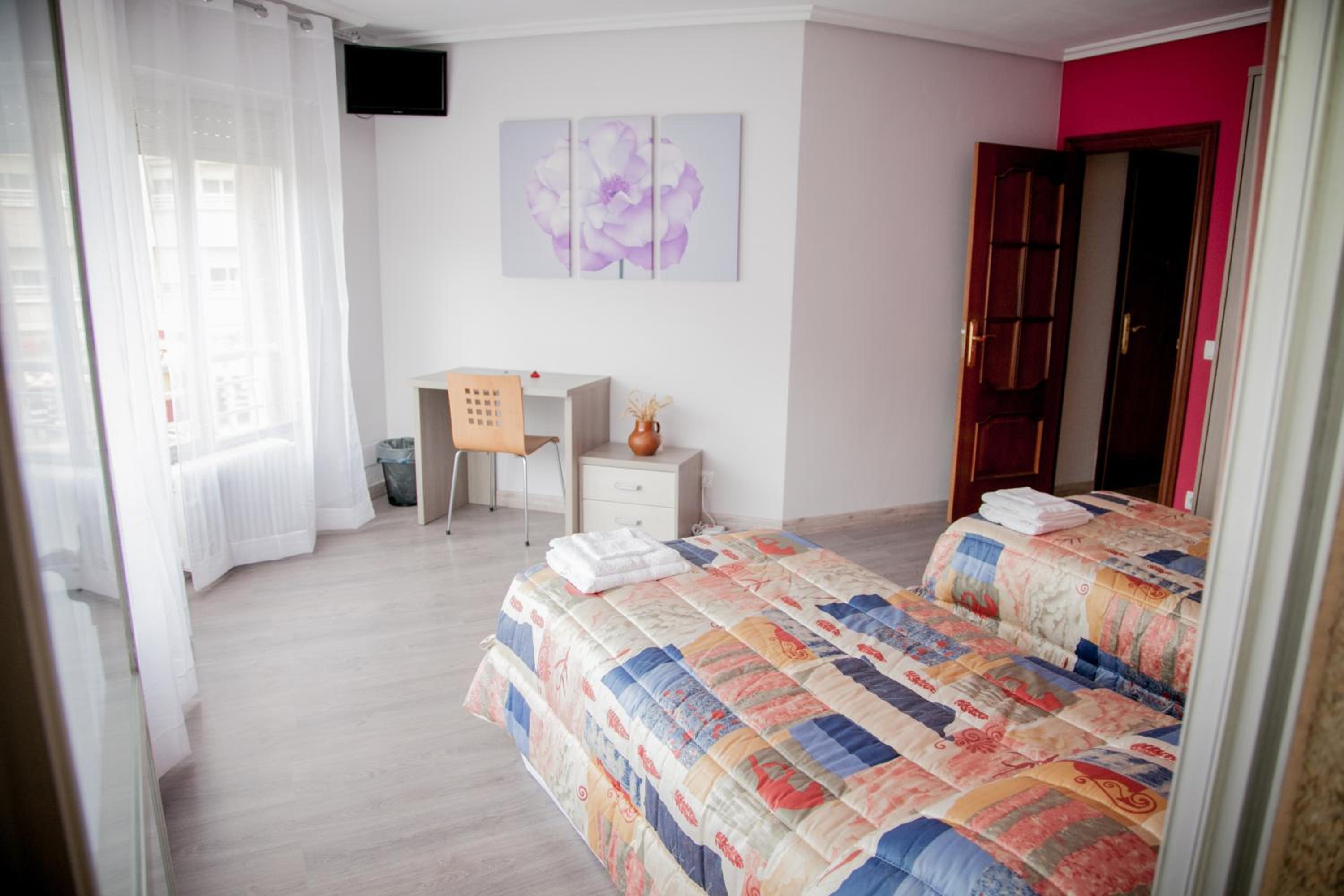 Habitación Doble con Cama Extra y Baño Compartido
