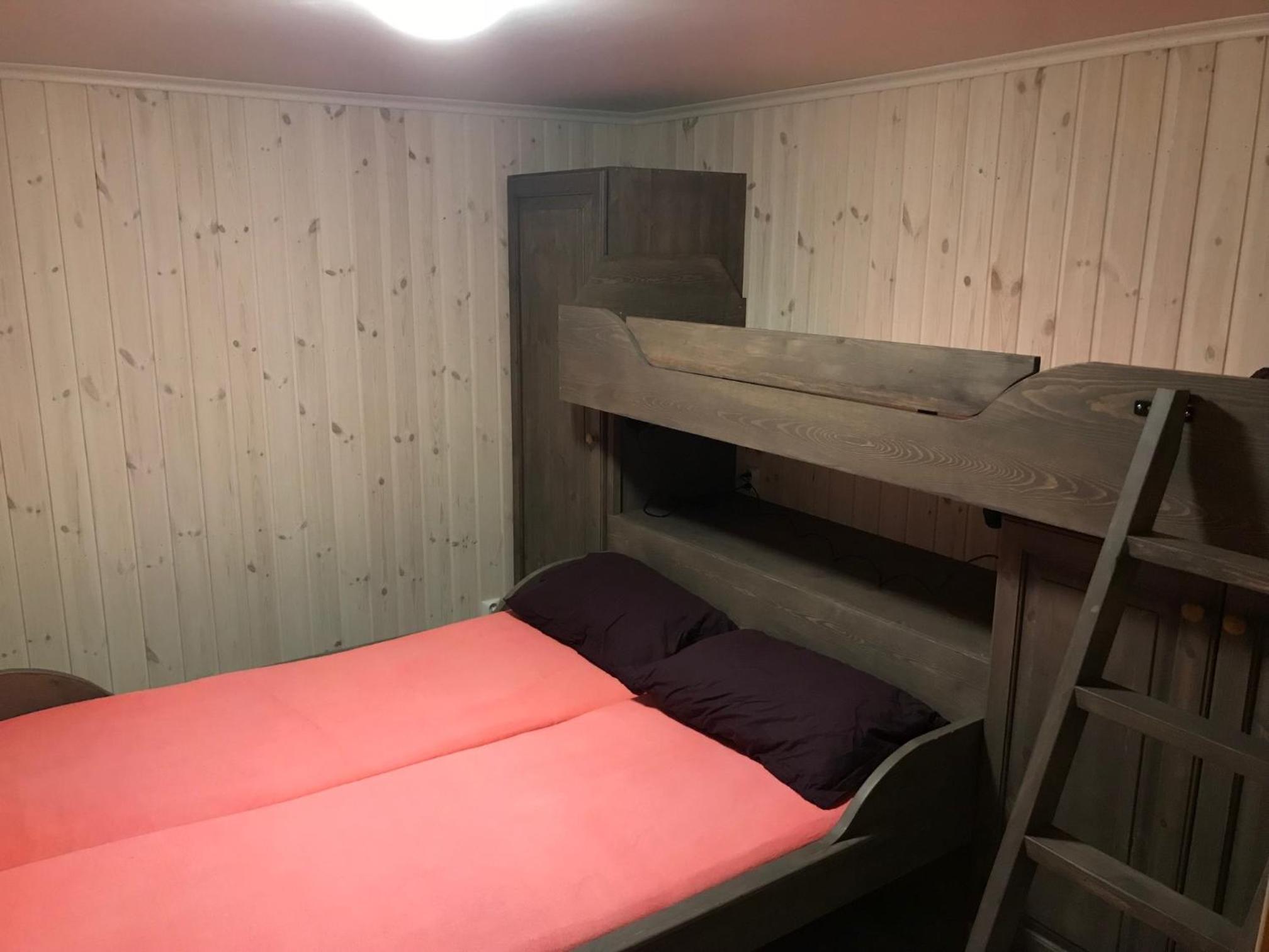 Three-Bedroom Cottage - Photo 3