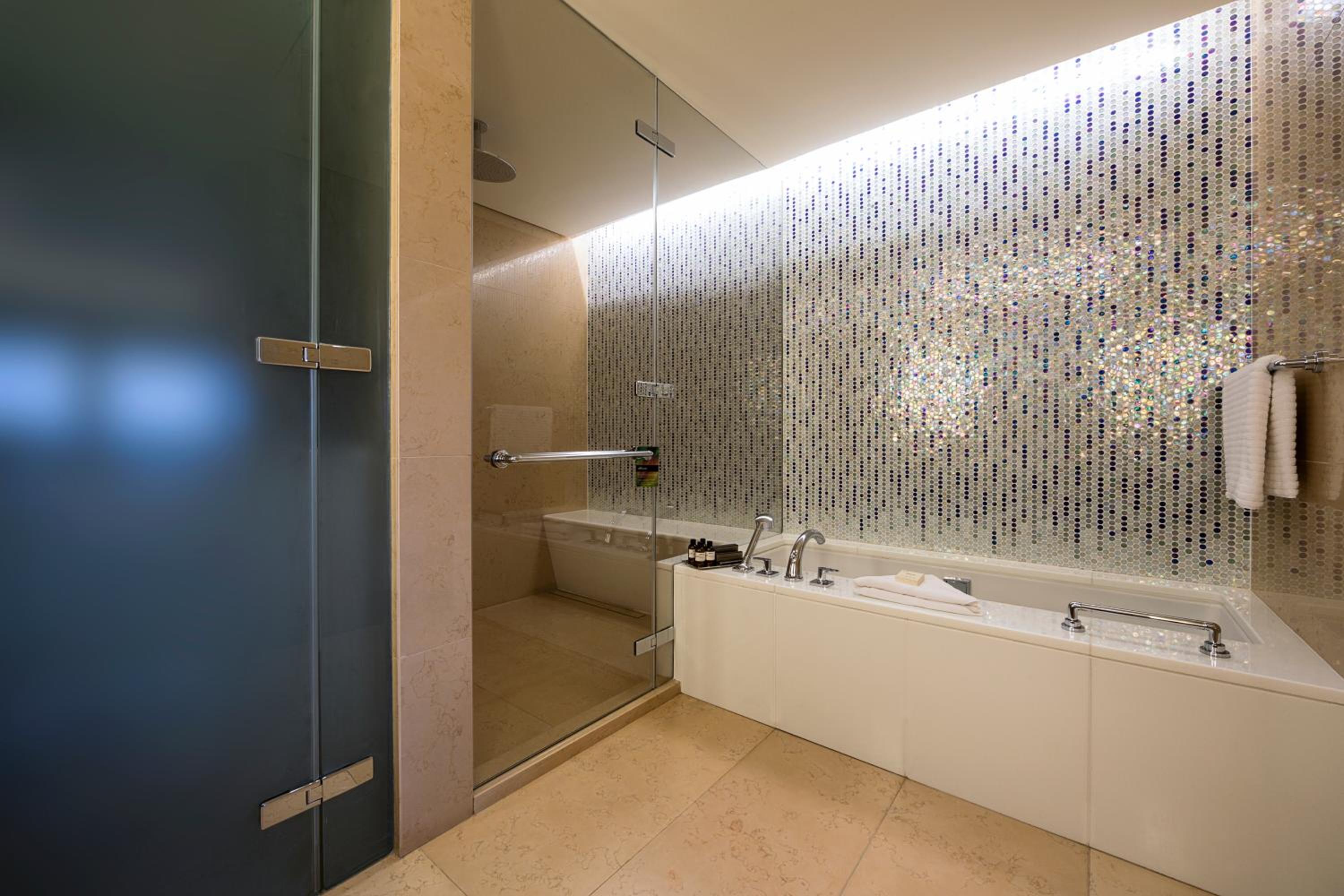 מלון פיירמונט באקו מגדלי הלהבה — Fairmont Gold One-Bedroom Suite Sea View