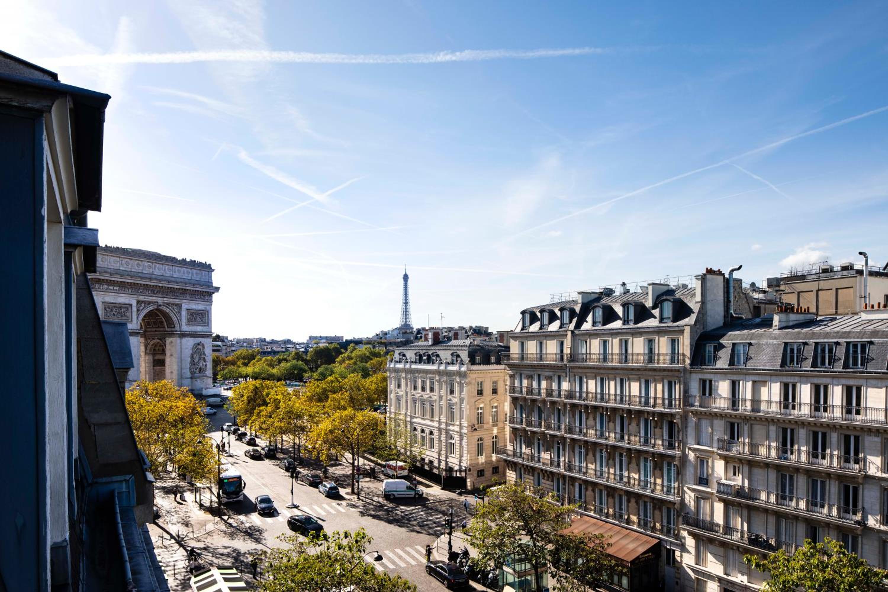 Standard Twin Room with Arc de Triomphe View photo 3