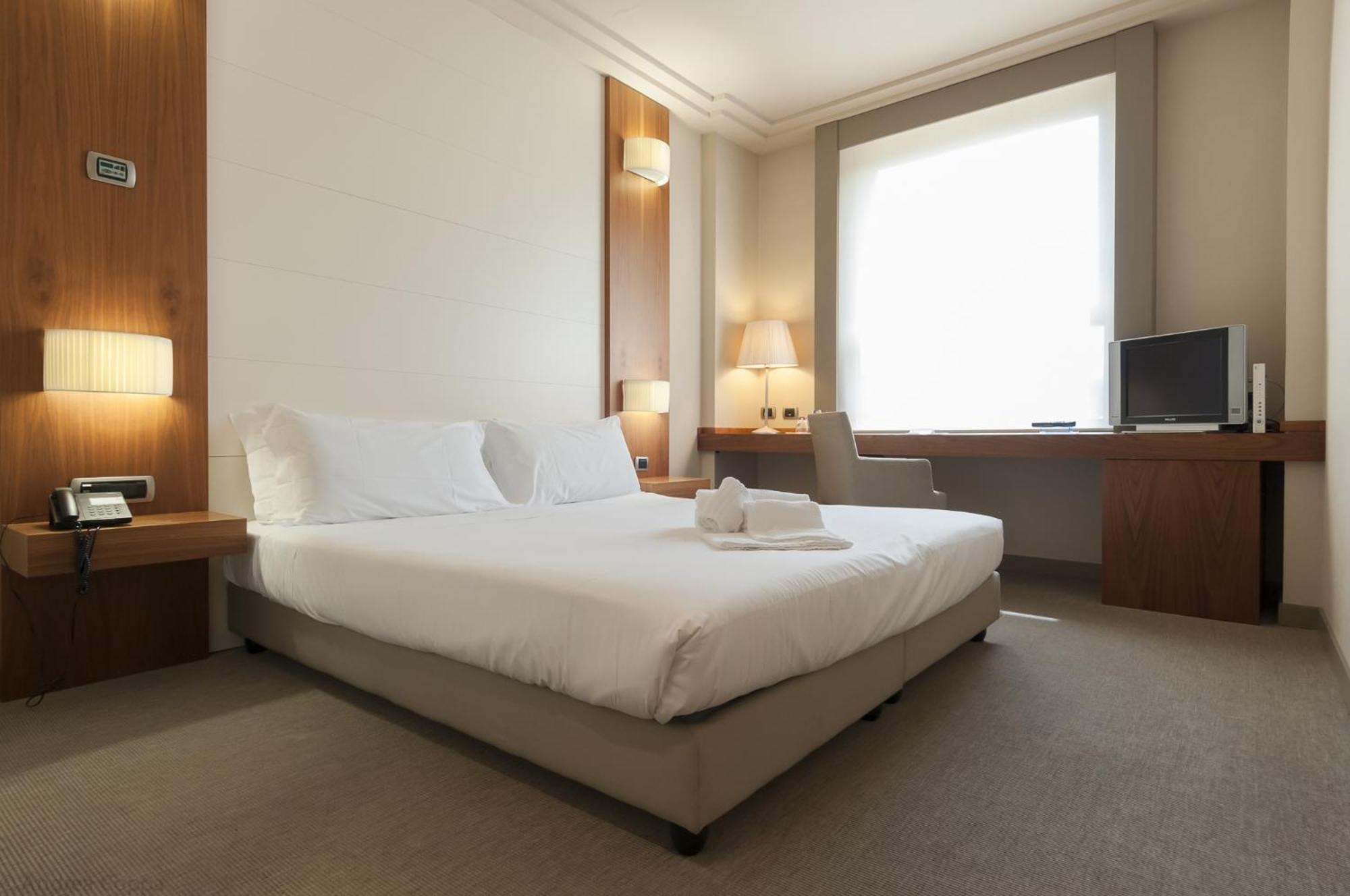 Standard Double or Twin Room - Photo 4