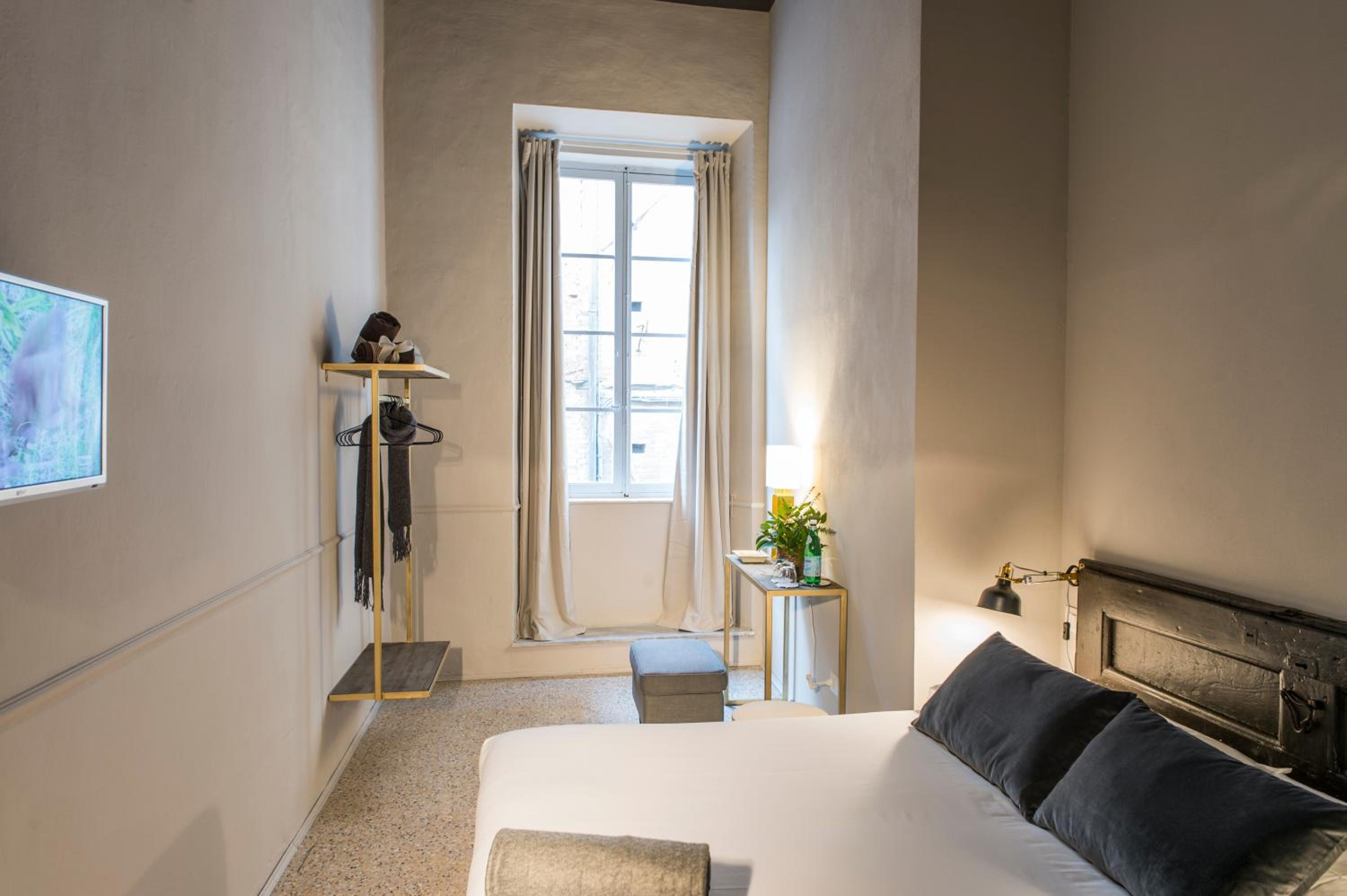 Double Room - Photo 12