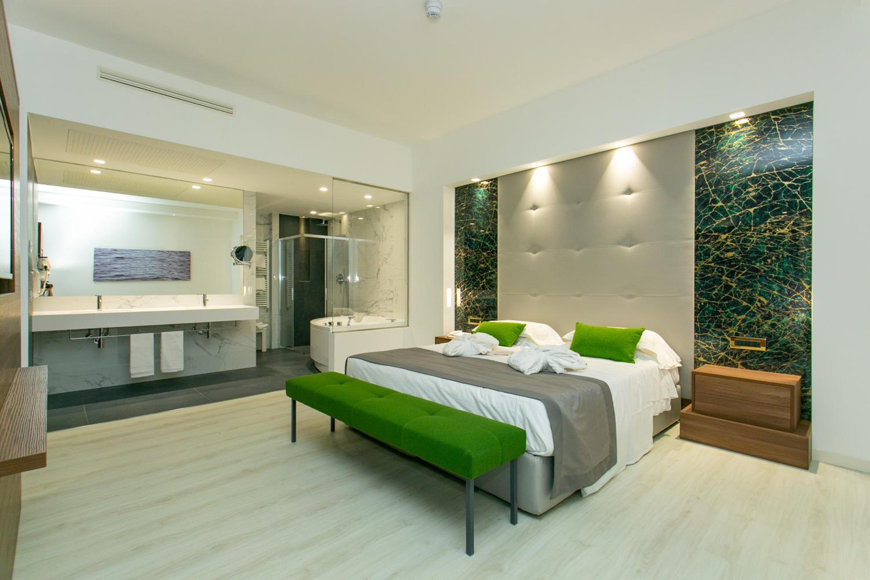 Suite with Spa Bath photo 1