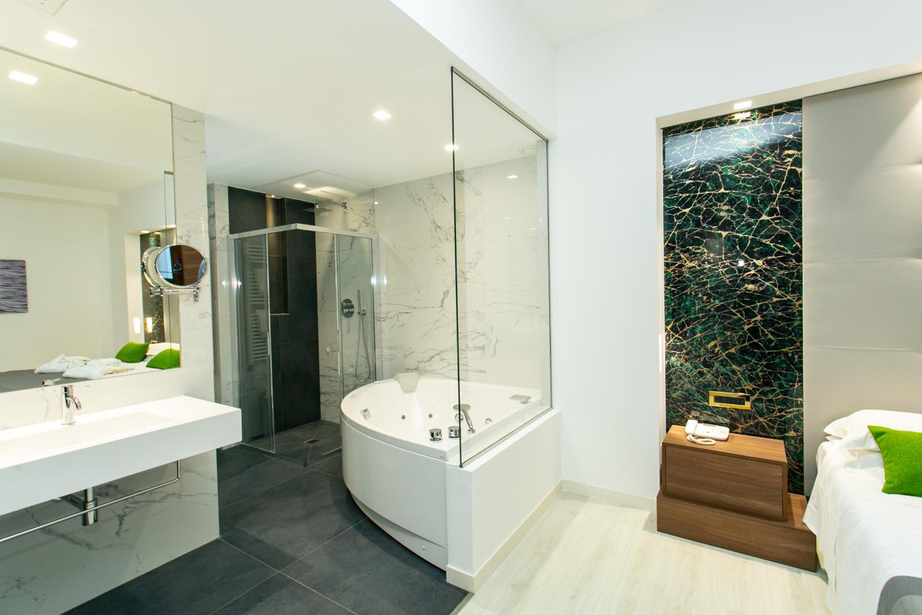 Suite with Spa Bath photo 3