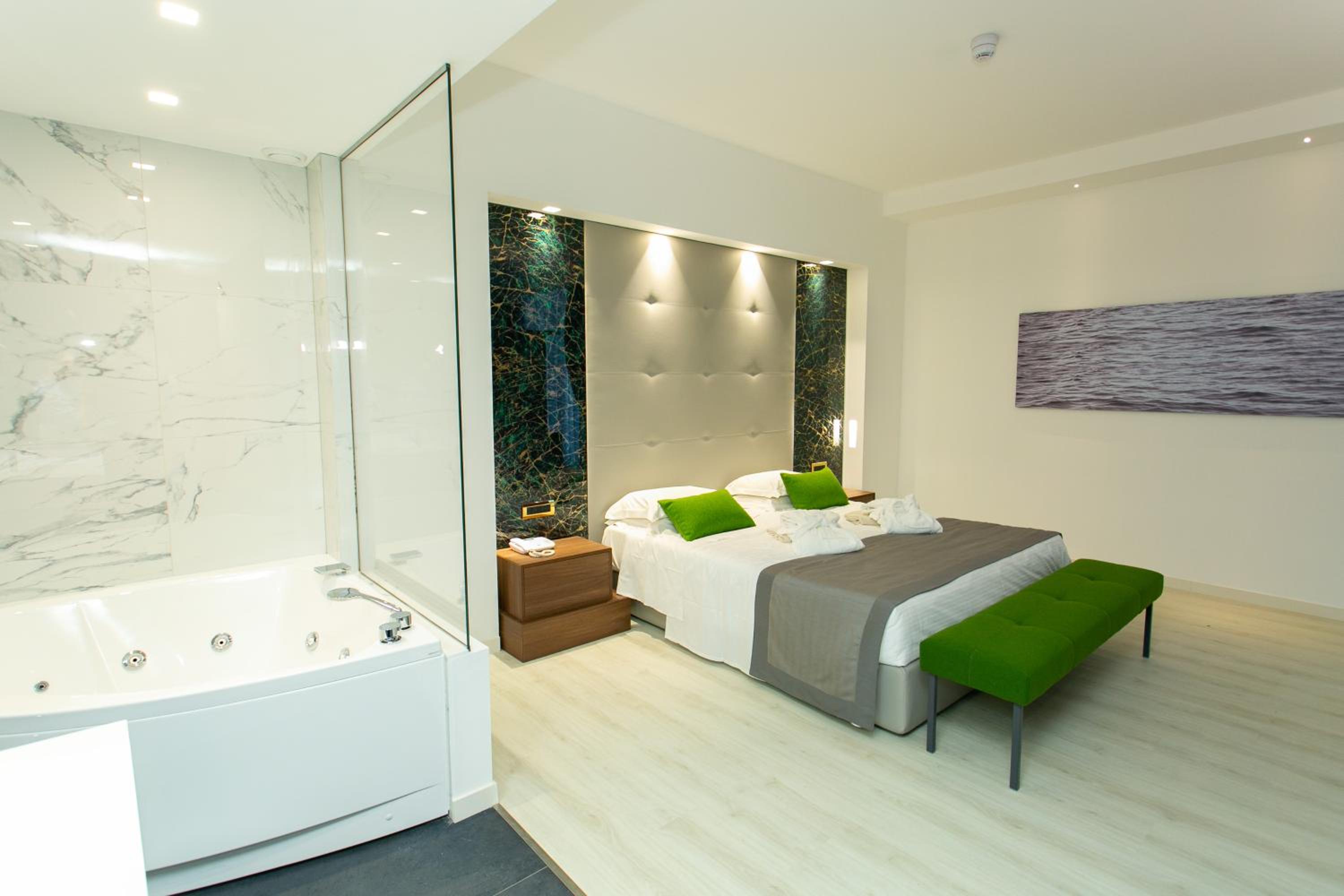 Suite with Spa Bath photo 2
