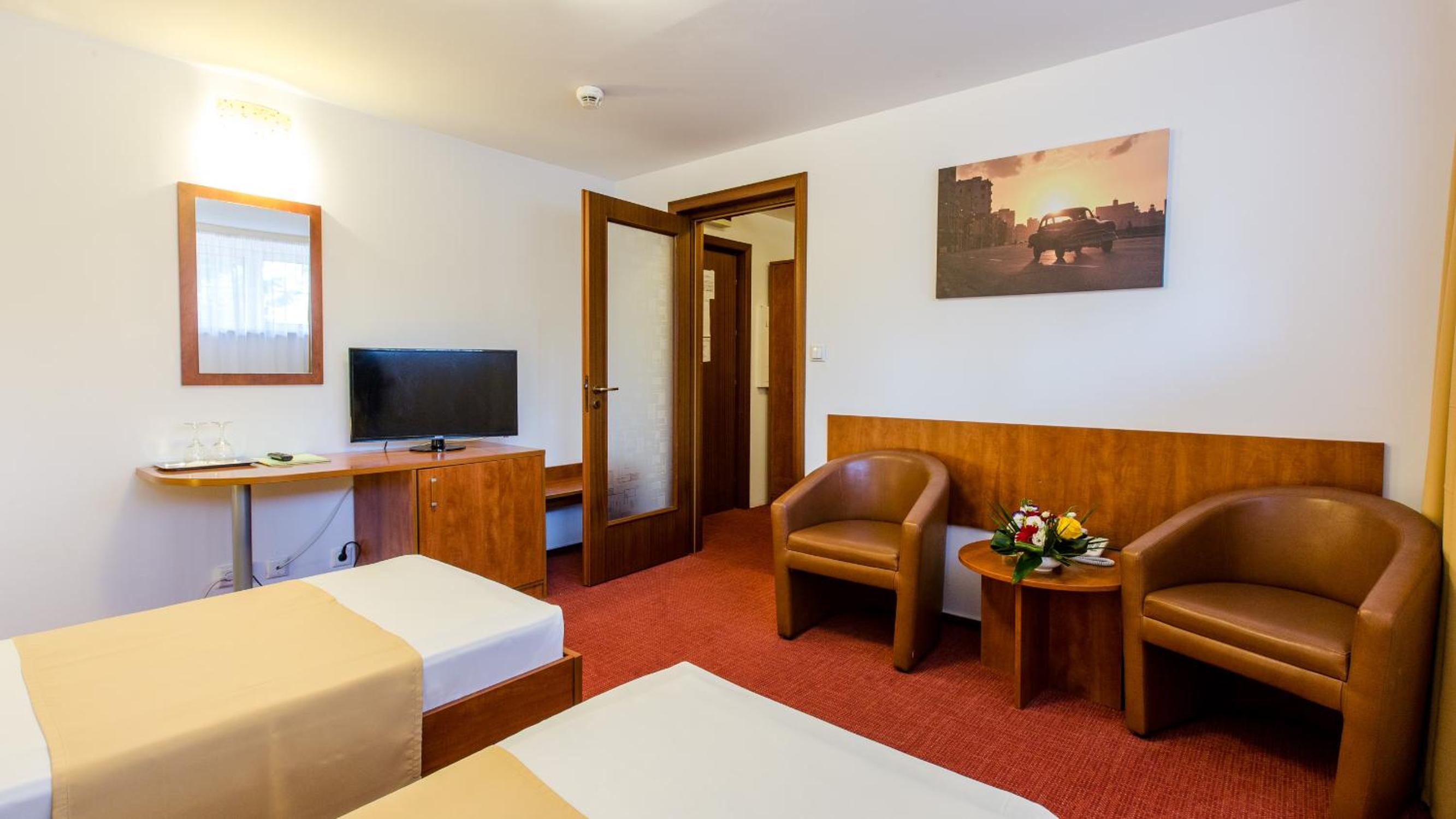 Standard Twin Room - Photo 1